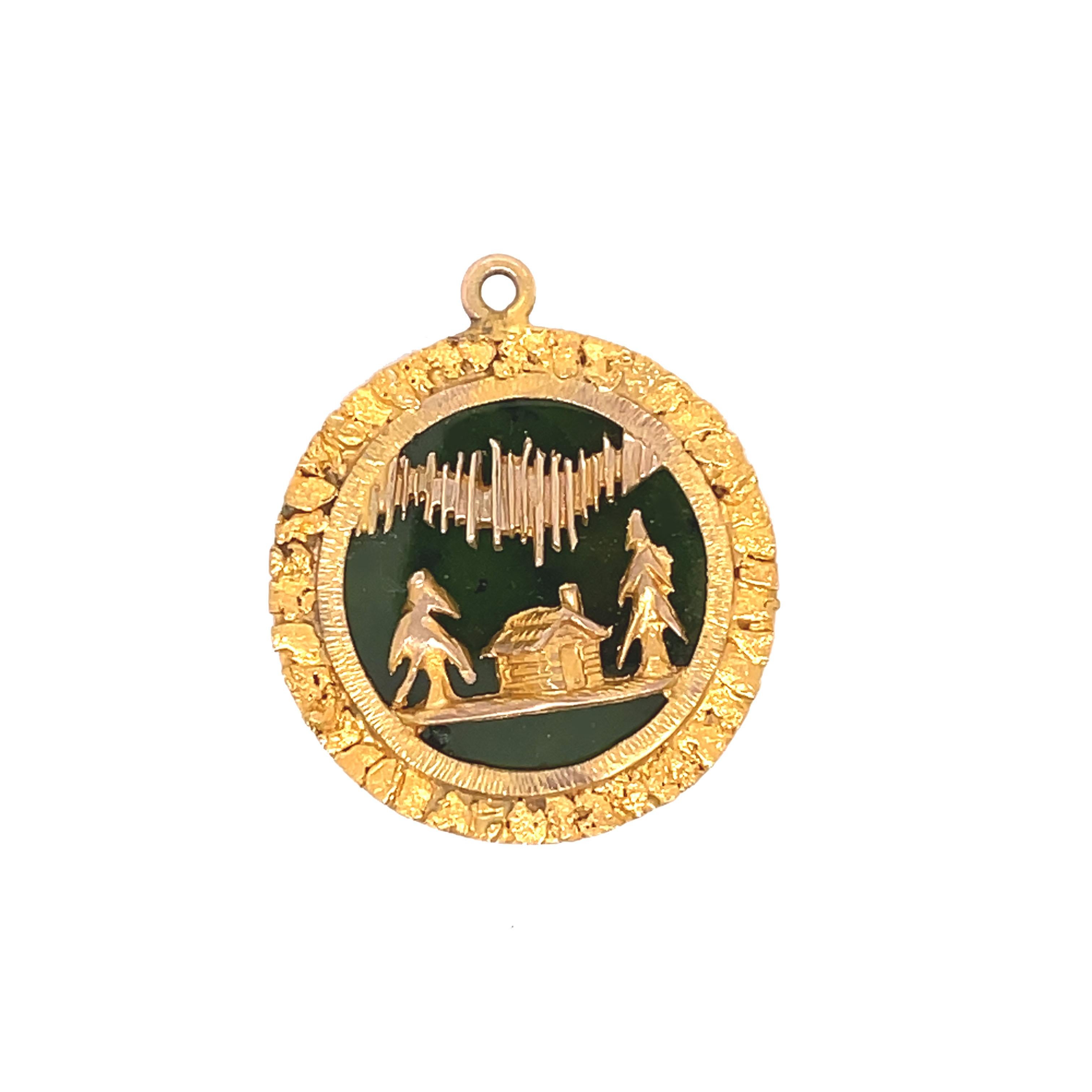 Il s'agit d'un spectaculaire pendentif Art déco en or jaune 10 carats représentant l'image sereine d'une cabane dans les bois sur un riche fond de jade vert. Ce pendentif serait un excellent cadeau pour l'amoureux de la nature ou le chercheur