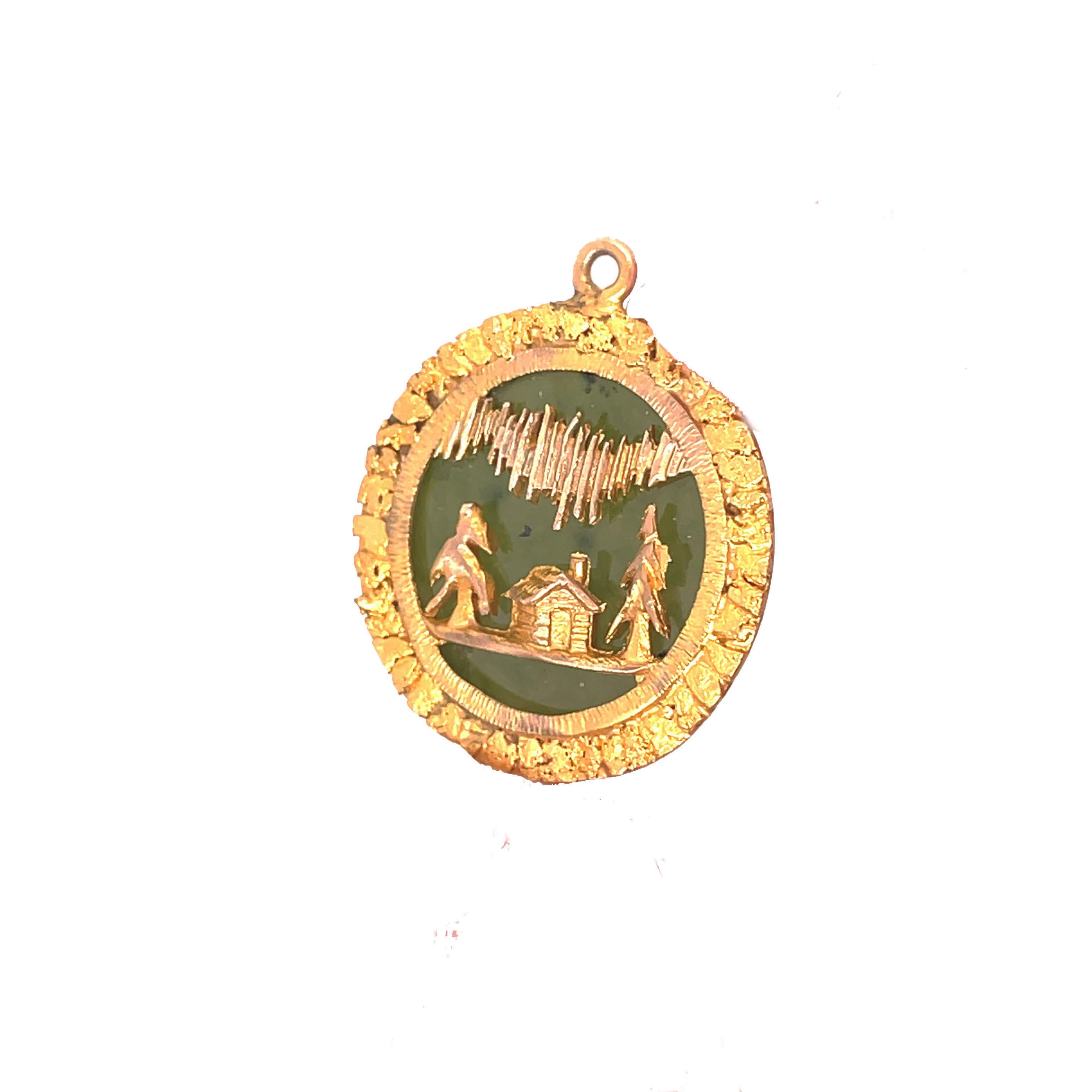 Pendentif Art déco en or jaune « Cabin in the Woods » en jade, 1915 Unisexe en vente