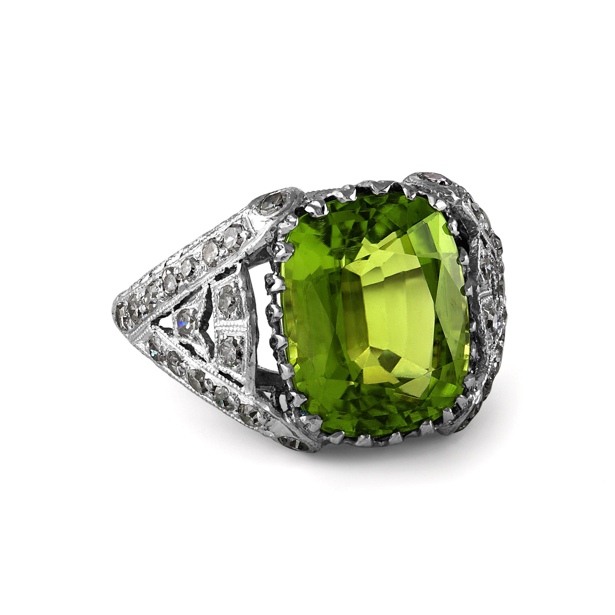 1915 Edwardian early Art Deco GIA 7.87ct Peridot & Diamond Platinum Antique Ring In Good Condition For Sale In New York, NY