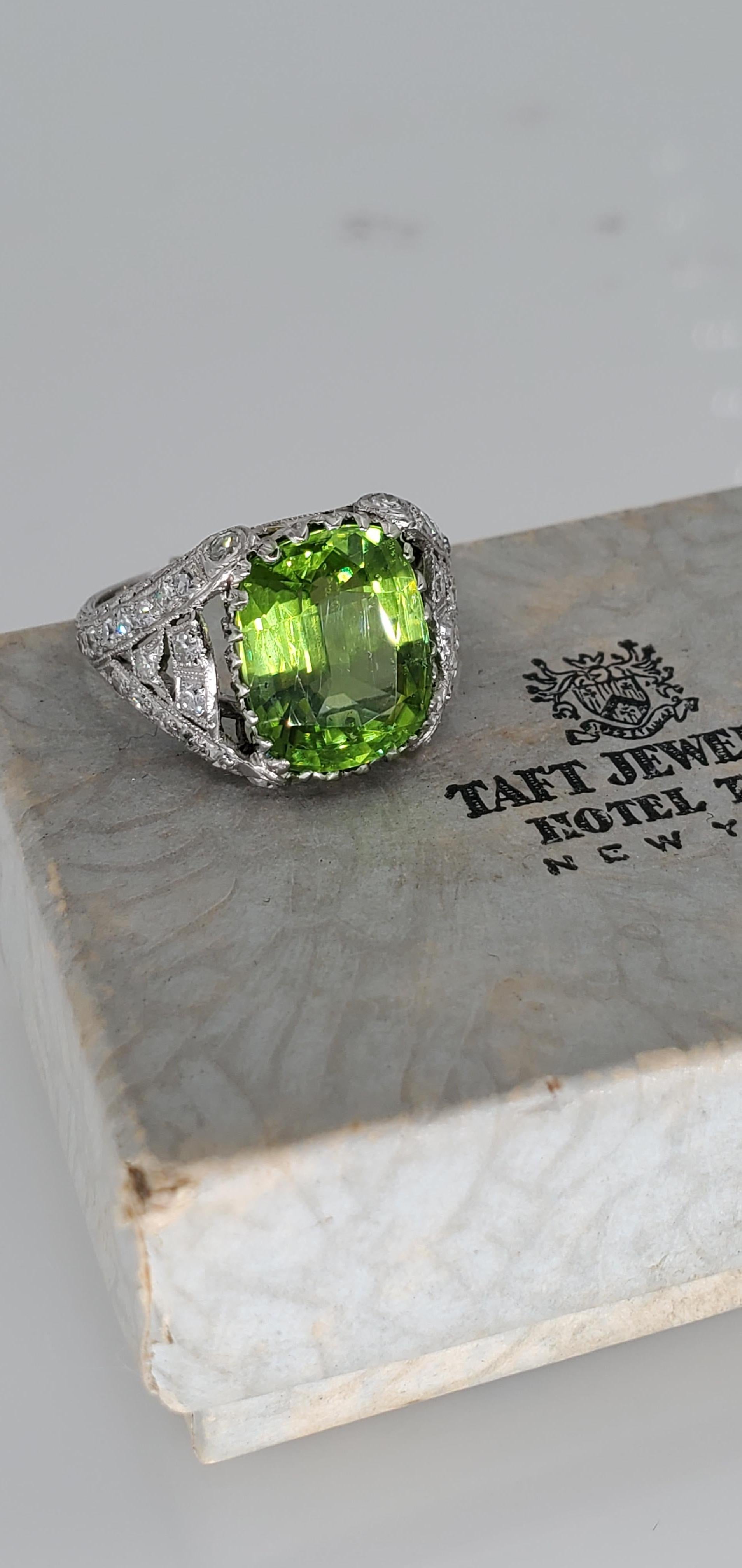 1915 Edwardian early Art Deco GIA 7.87ct Peridot & Diamond Platinum Antique Ring For Sale 3