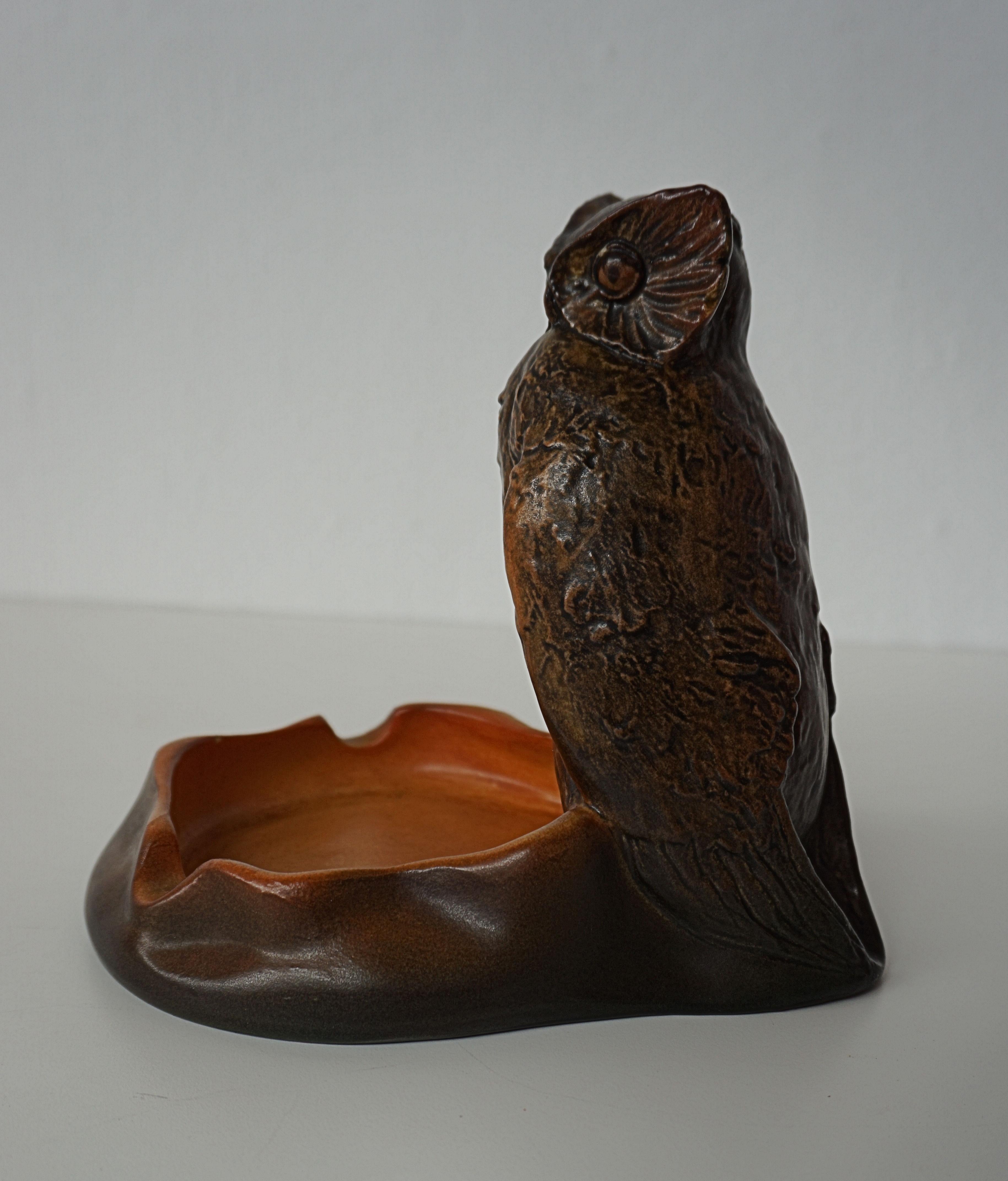 Danish handmade Art Nouveau ash tray / bowl designed by Niels Norvill in 1915 for P. Ipsens Enke.

The art nuveau ash tray / bowl feature a small attentative owl watching out into the room.

Ipsens Enke (1843 - 1955) was a very succesfull