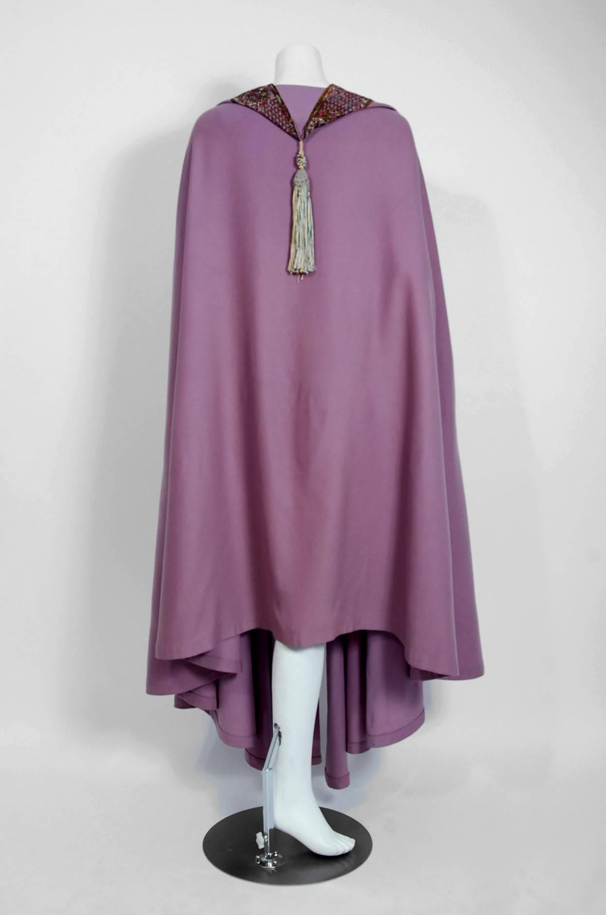 Fliederfarbener Art-Nouveau-Umhang aus Wolle und bunter Spitze, Liberty Paris Couture, Vintage 1915 im Angebot 1