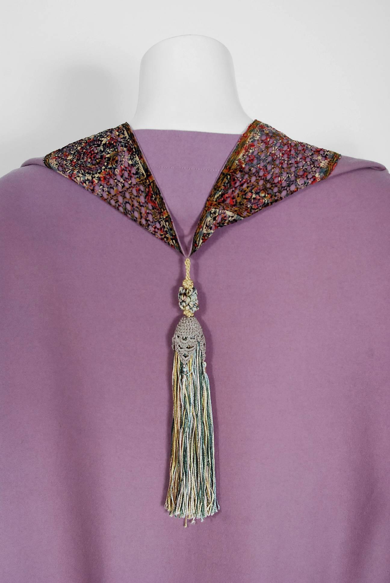 Fliederfarbener Art-Nouveau-Umhang aus Wolle und bunter Spitze, Liberty Paris Couture, Vintage 1915 im Angebot 2