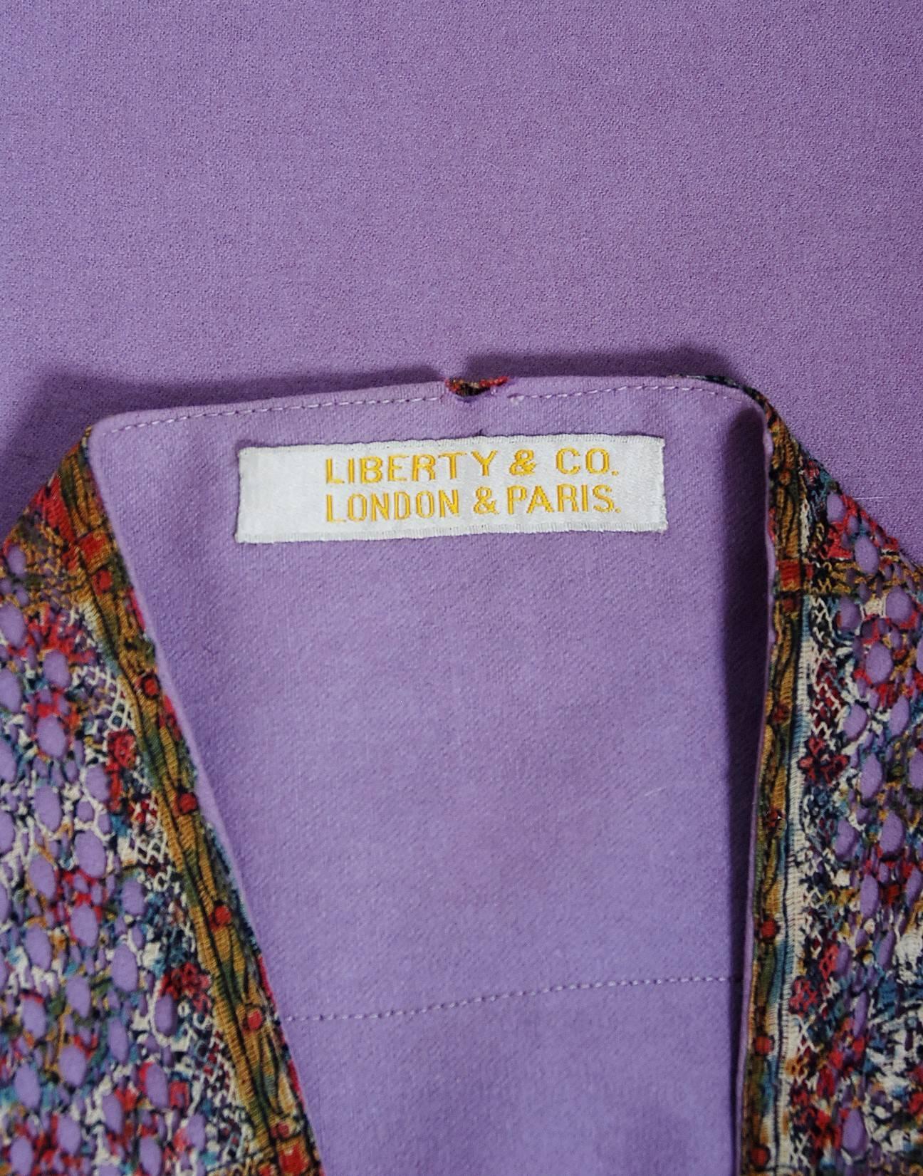 Fliederfarbener Art-Nouveau-Umhang aus Wolle und bunter Spitze, Liberty Paris Couture, Vintage 1915 im Angebot 3