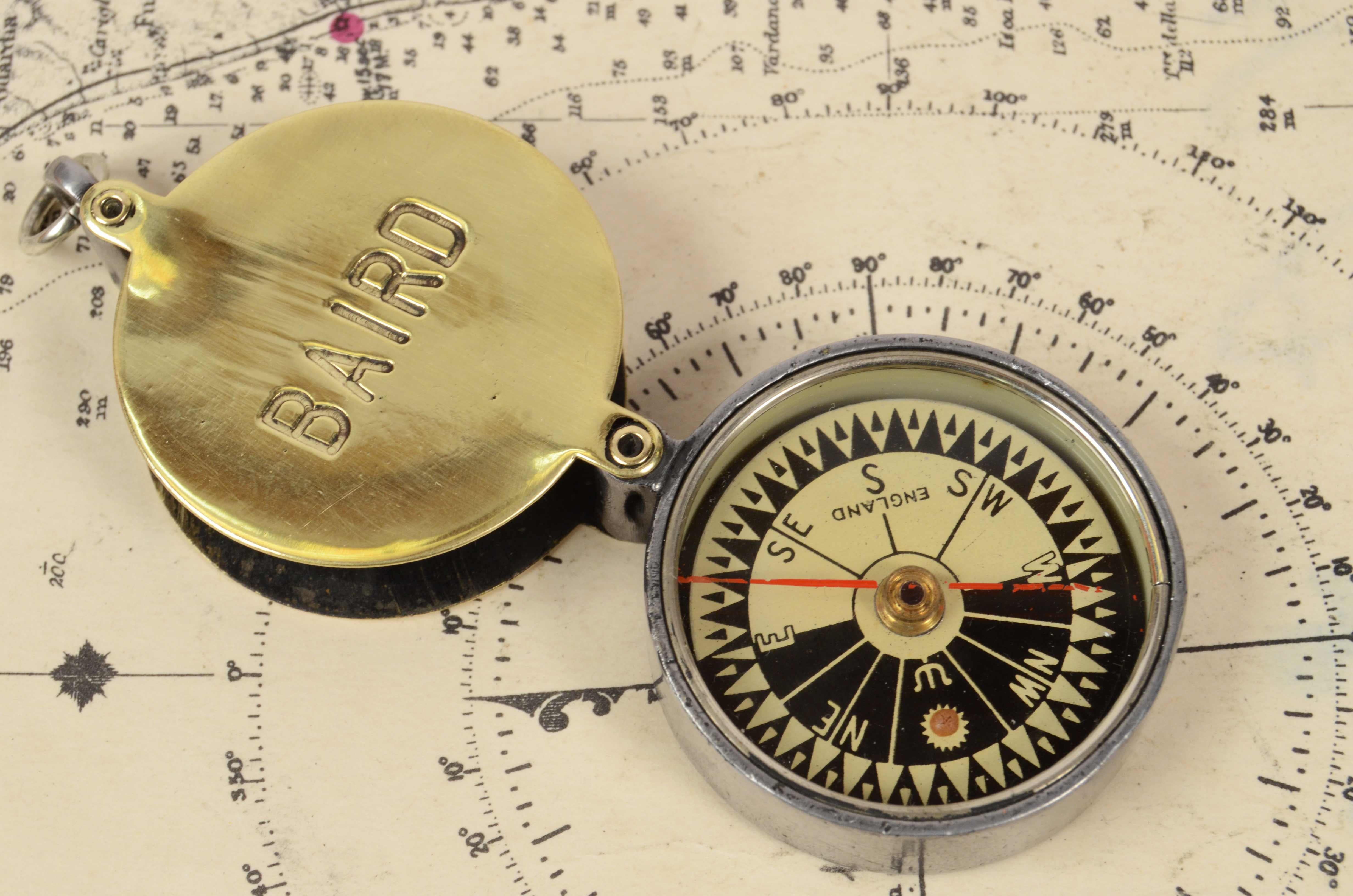 Baird signed brass and zamak pocket nautical compass with resealable case. WWI British manufacture. 
Very good condition, fully functional. 
Measures: diameter 3.8 cm, inch 1.6 thickness 1.4 cm, inch 0.45.
Shipping is insured by Lloyd's London;