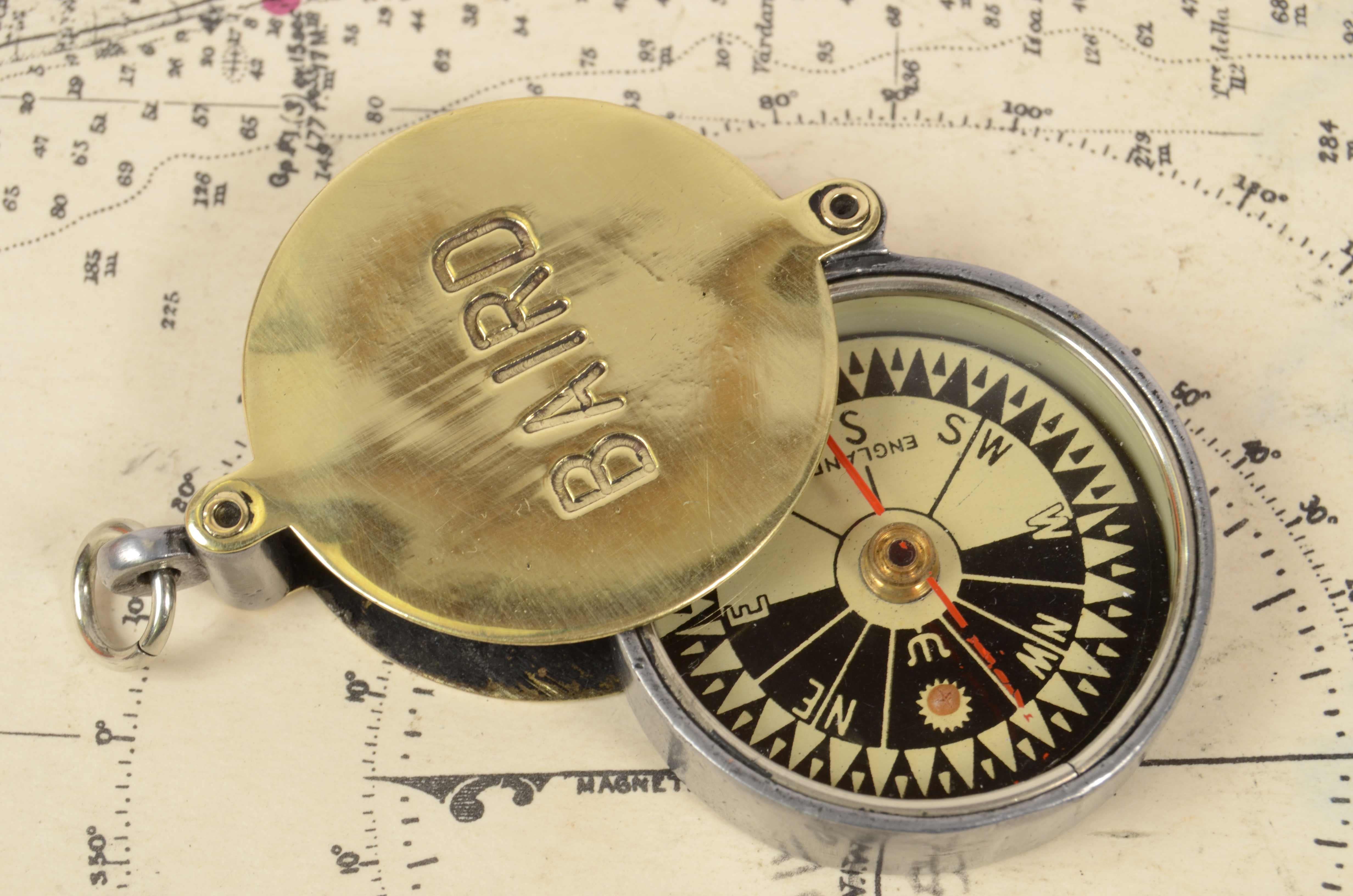 1915s, Brass Magnetic Pocket Nautical Compass Antique Marine Nautical Device In Good Condition In Milan, IT