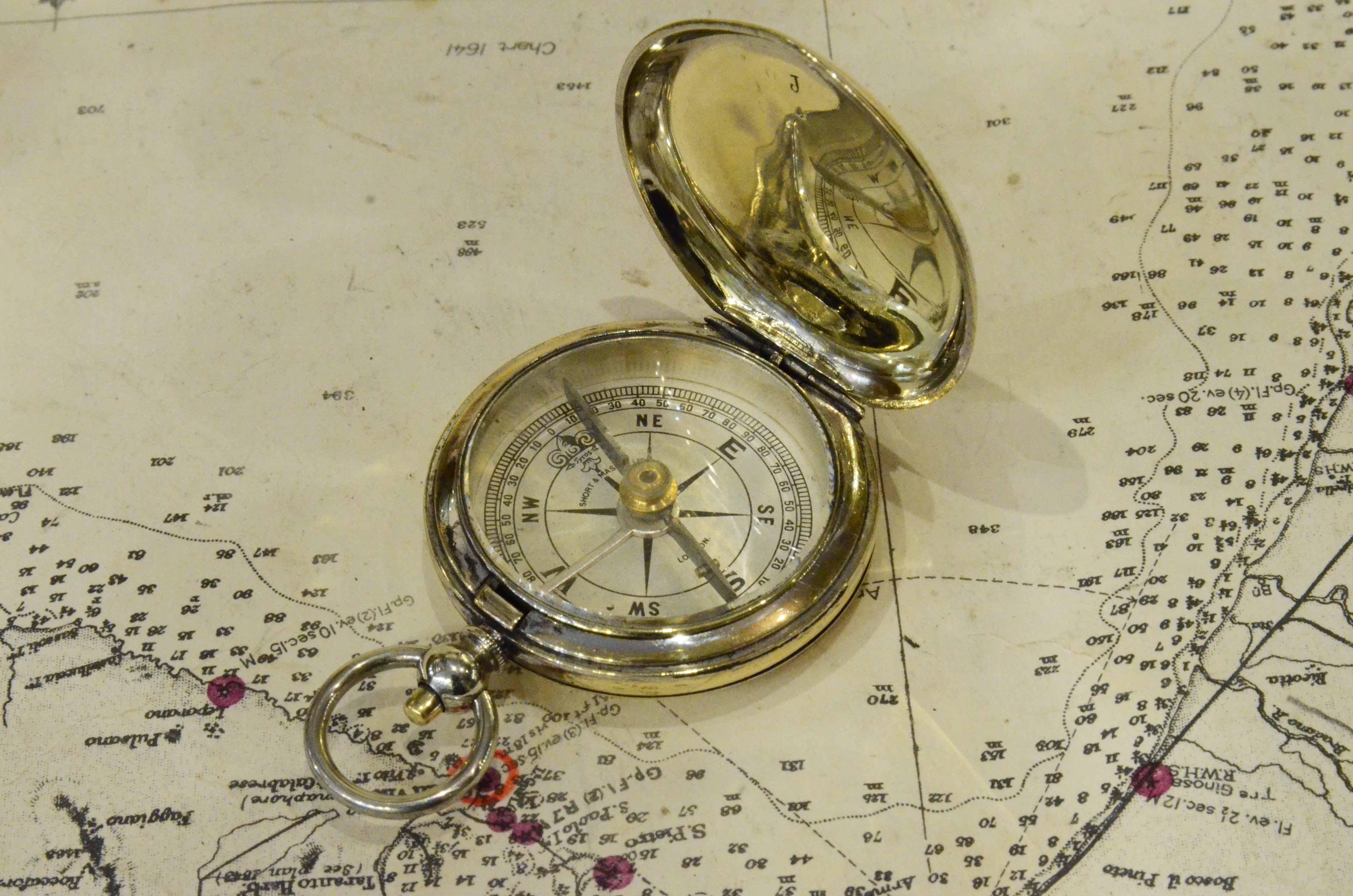 Pocket compass used by British Army officers during World War I in 1915 of brass in the shape of a pocket watch, signed Short & Mason Ltd London. 
The compass is equipped with a lid with snap closure with release button inside the ring. Eight-winds