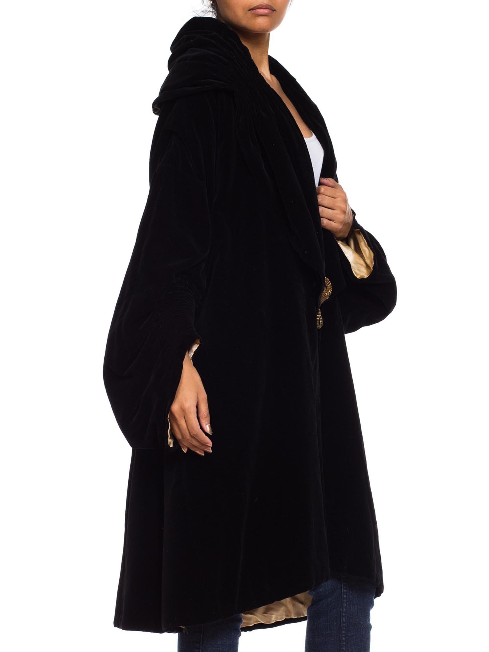 1920S Baumwolle Samt Poiret inspiriert Overzised mittelalterlichen Mantel im Angebot 1