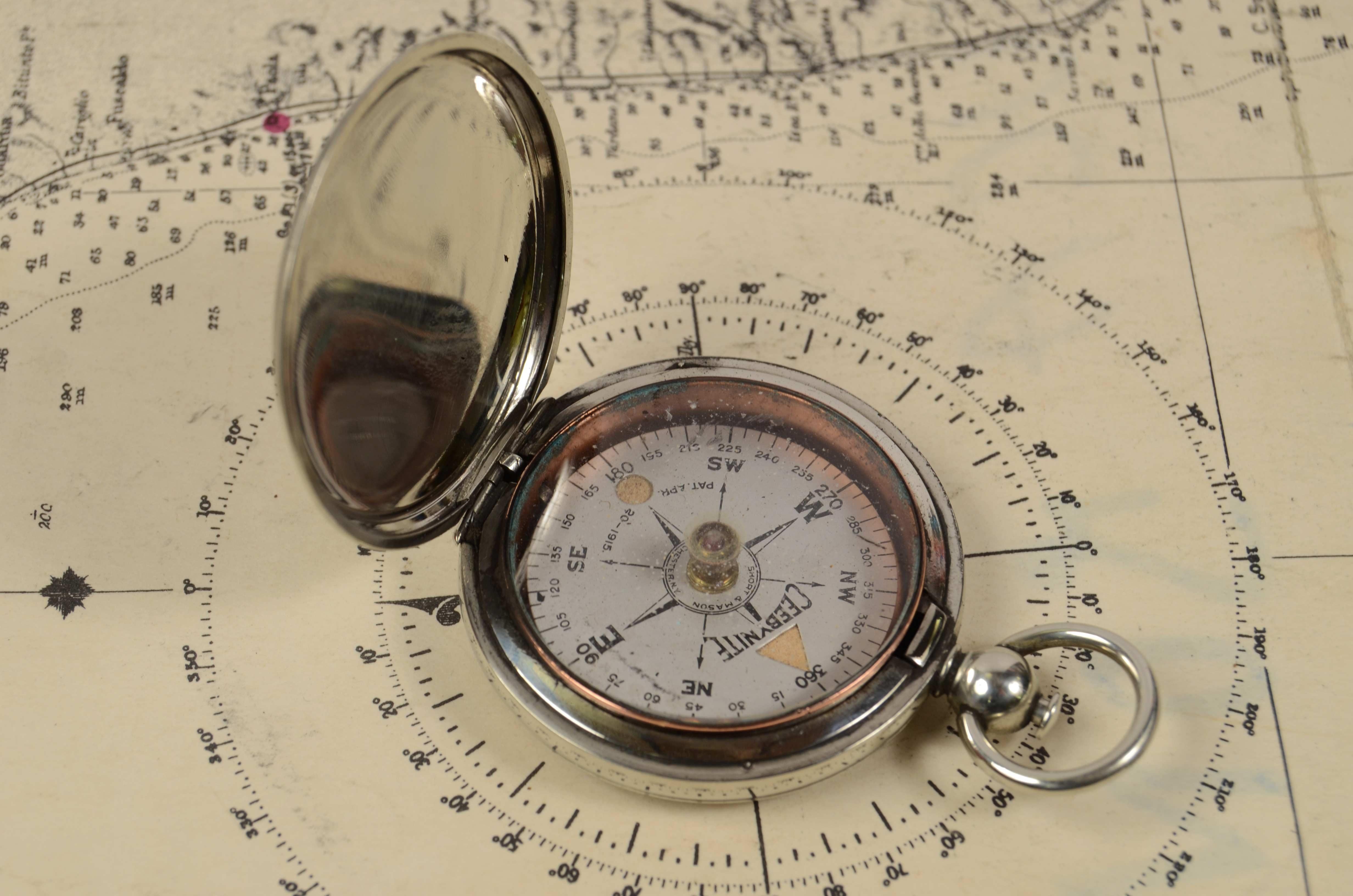 Pocket compass used by American aviation officers from 1915 of brass in the shape of a pocket watch, signed Ceebynite Short & Mason Taylor Rochester N.Y. The compass is equipped with a lid with snap closure with release button inside the ring.