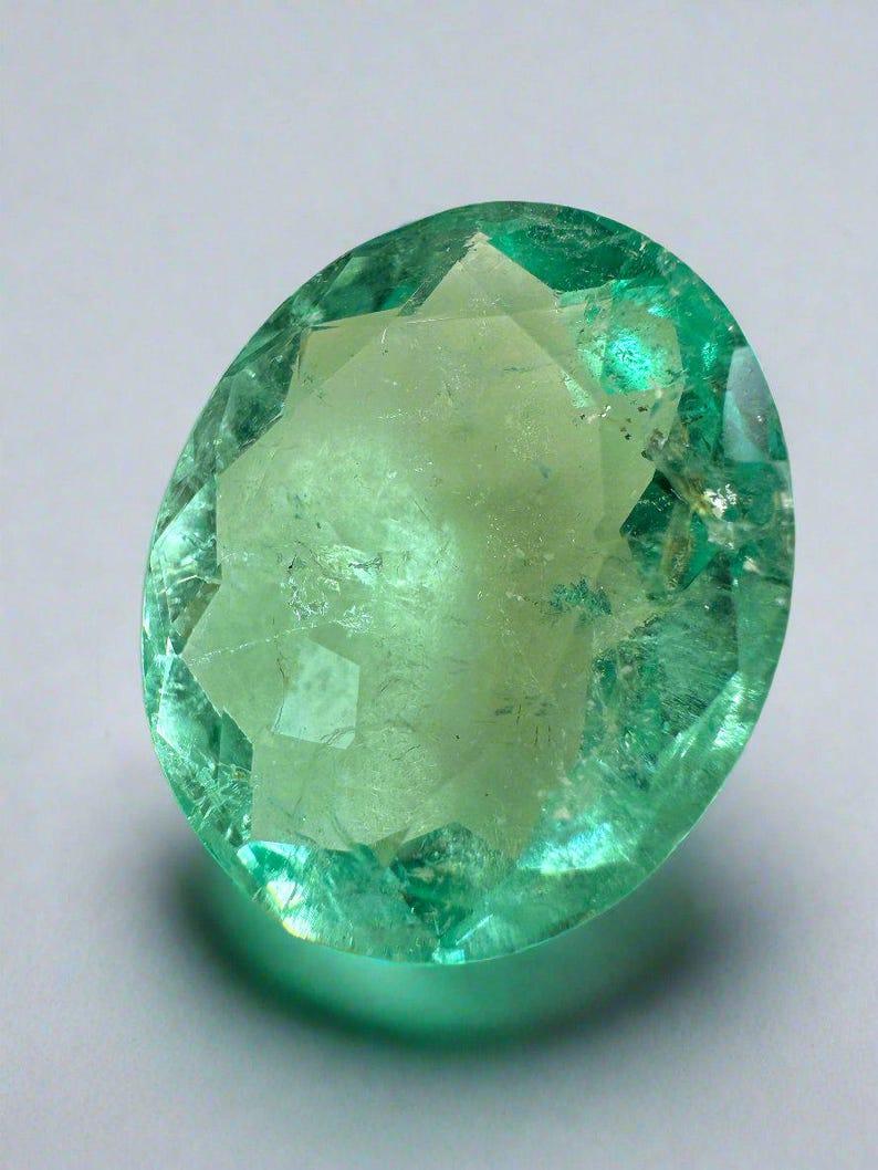 A. Stone: Smeraldo
Peso totale: 19,15 carati
Forma: Taglio ovale
Chiarezza: Trasparente
Lucentezza: Molto buono
Colore: Verde chiaro
Misure: 20,21 mm x 17,77 mm x 8,34 mm
Origine geografica: Colombia
Trattamento: Naturale, oliatura

Commenti: A