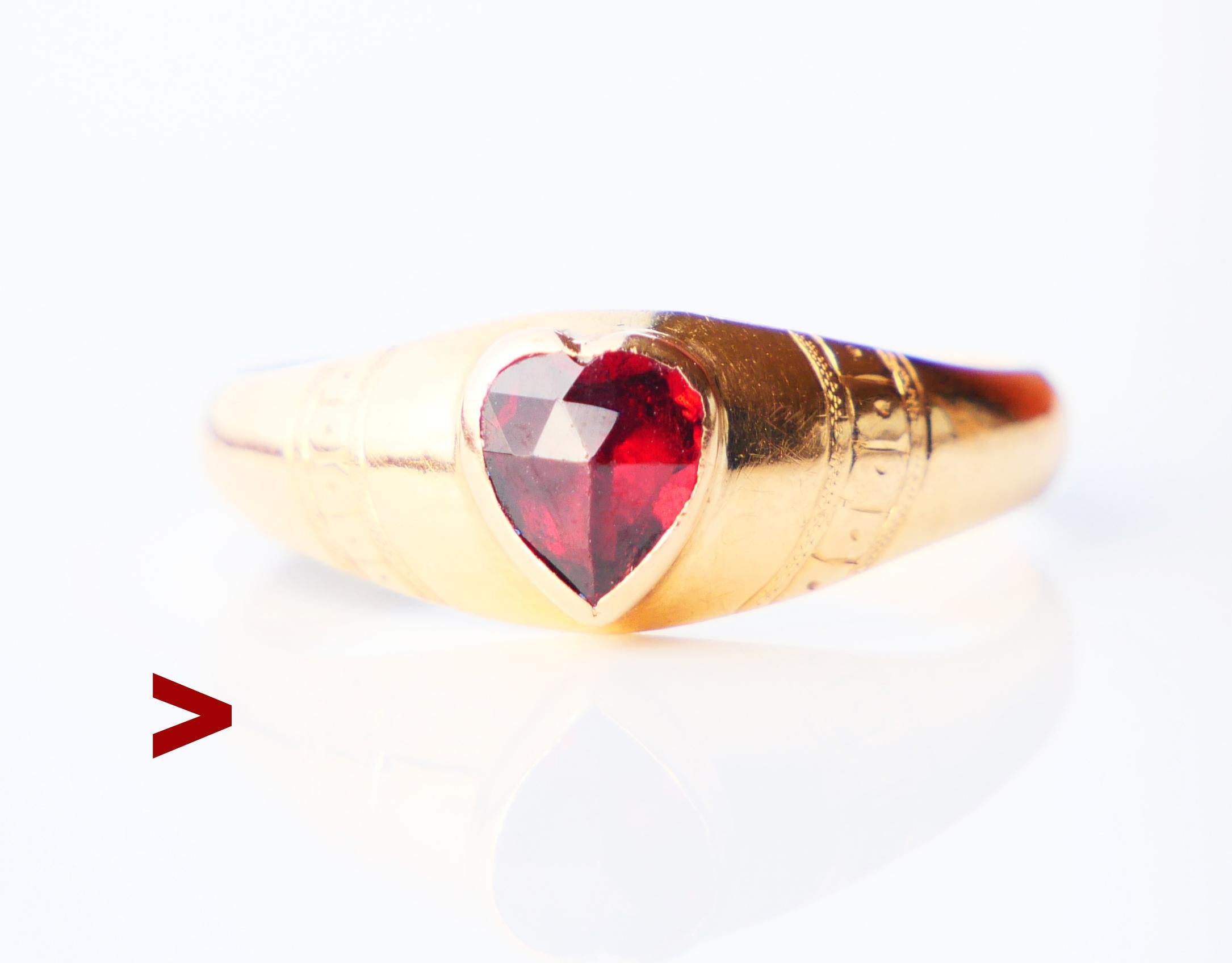 Ein Ring mit einem Band aus massivem 18-karätigem Orangegold mit eingravierten Schultern.
Herzförmiger roter Granat im Rosenschliff mit Lünette 5,5 mm x 5 mm / ca. 0,5 ct .

Handgefertigt in Schweden, gepunzt mit 18K, Hersteller ist GD&Co, Malmø,