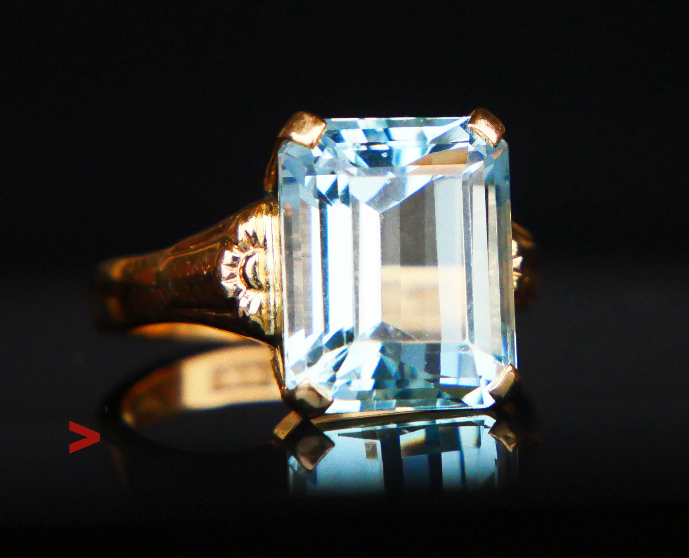 Un anneau  en or jaune 18K massif  avec des épaules sculptées, décorée d'une aigue-marine naturelle de couleur bleu clair avec une nuance de vert, sertie de griffes, mesurant 13 mm x 10 mm x 8,25 mm de profondeur / environ 8 ct. 

La pierre est