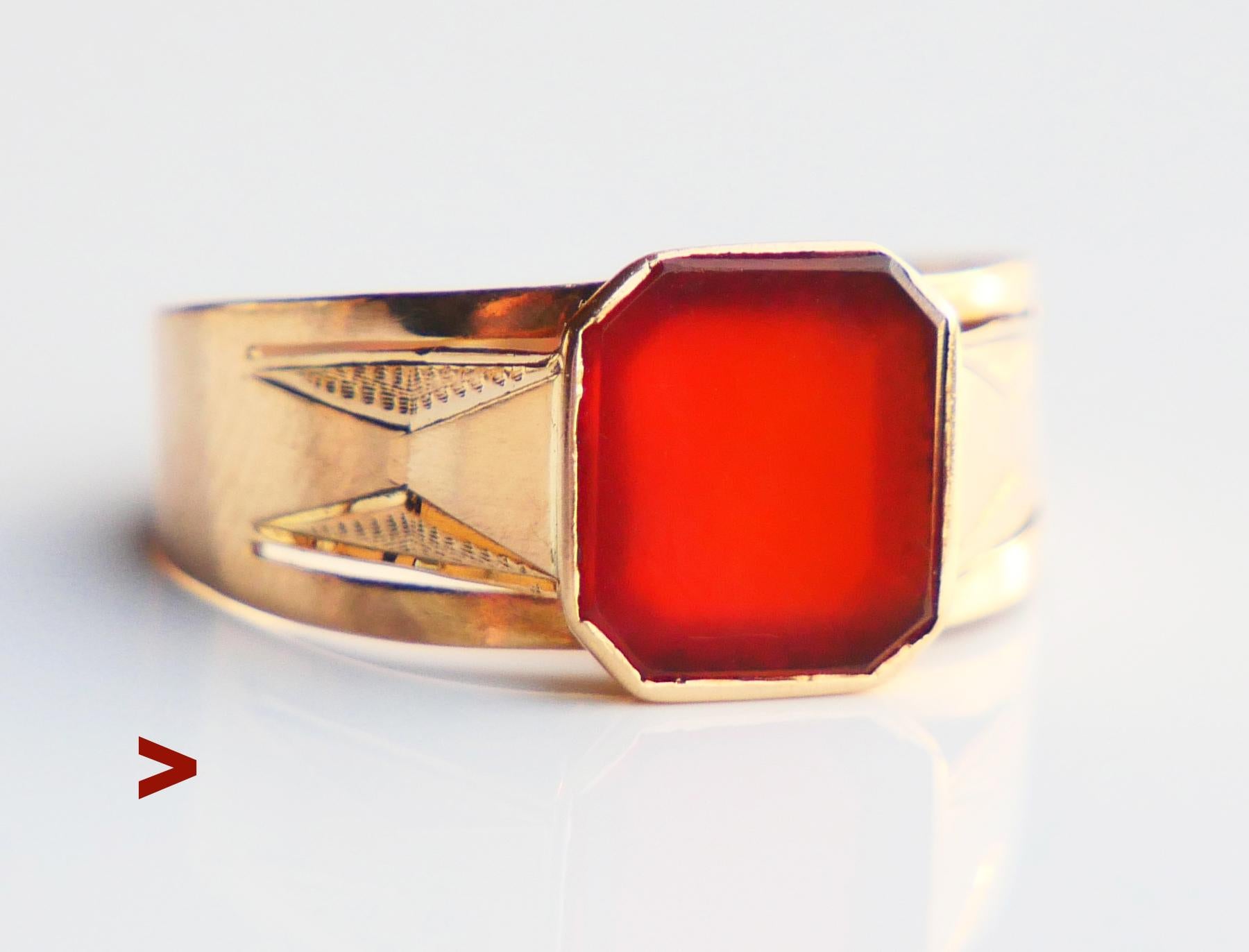 Anello ϟignet in oro giallo massiccio 18K decorato con una pietra naturale di corniola tagliata e lucidata di 9 mm x 8 mm x 2,2 mm di profondità / circa 2,75 ct. Nota le intricate spalle incise a mano. Inizialmente è stato progettato per gli uomini,