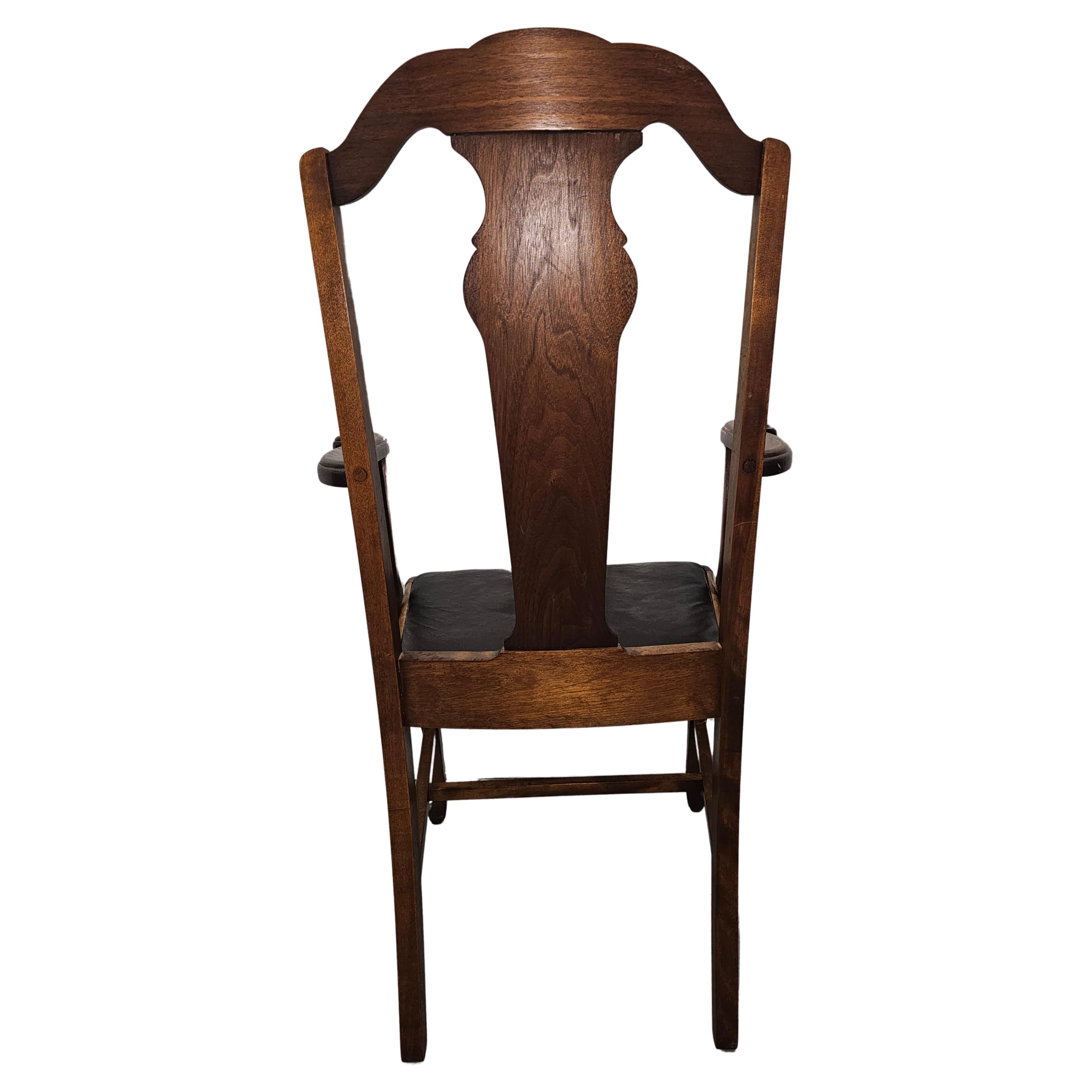 Tacheté 1916 Sikes Furniture Fauteuil en noyer et cuir à assise rembourrée en vente