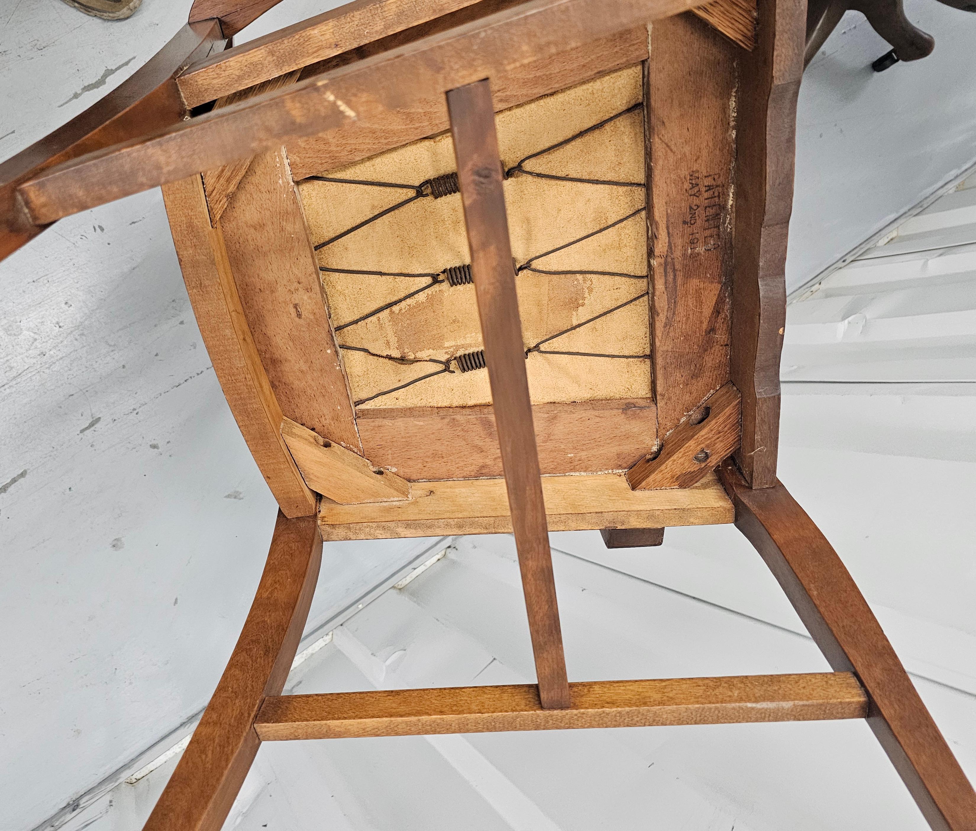 Cuir 1916 Sikes Furniture Fauteuil en noyer et cuir à assise rembourrée en vente