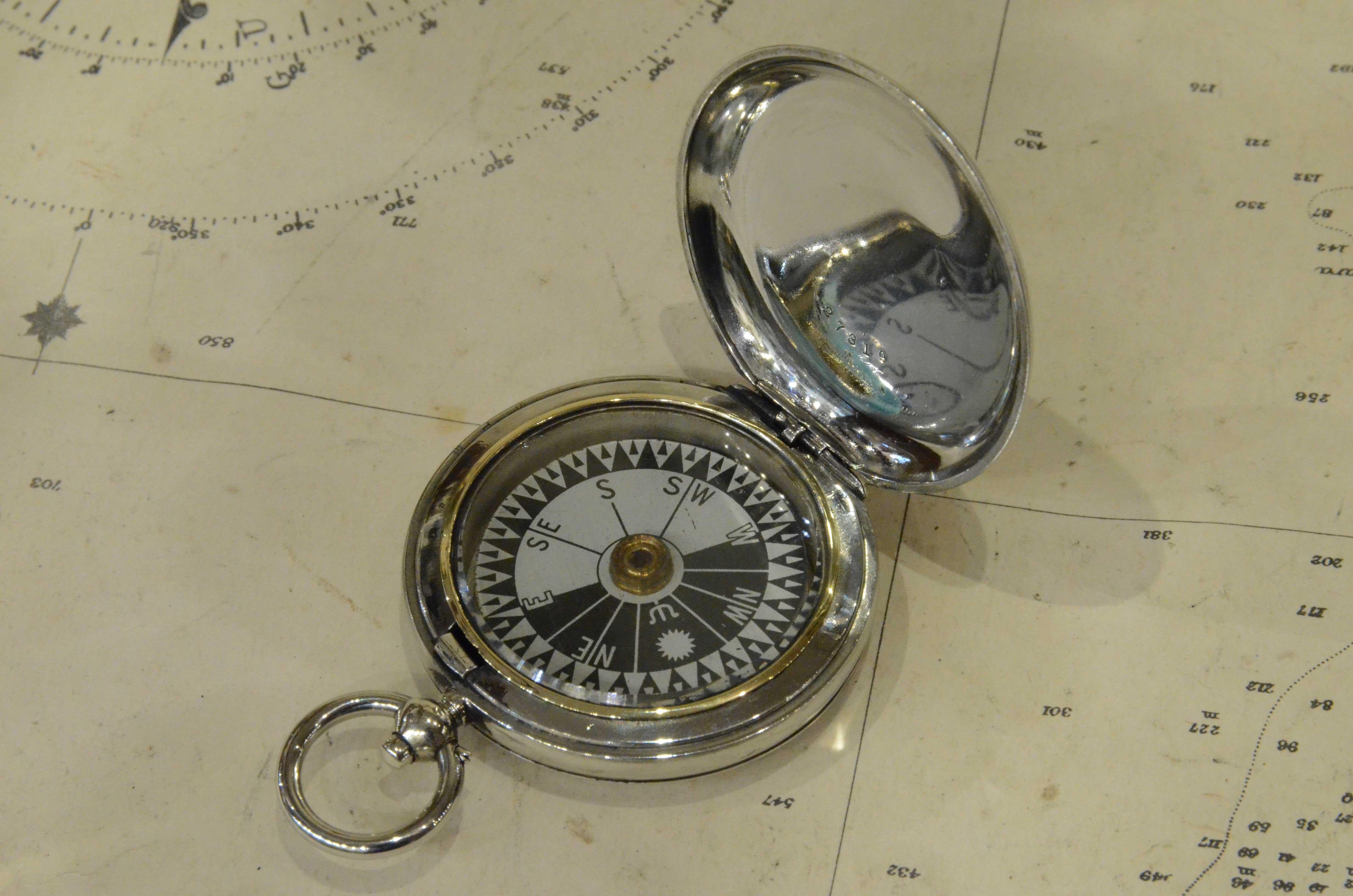 Taschenkompass für die RAF-Offiziere, signiert F. Darton & Co London V n. 77824 1916 aus Messing-Chrom in Form einer Taschenuhr. Der Kompass hat einen Schnappdeckel mit Entriegelungsknopf im Inneren des Rings. 
Zwölf-Winde-Kompass-Karte. Sehr guter