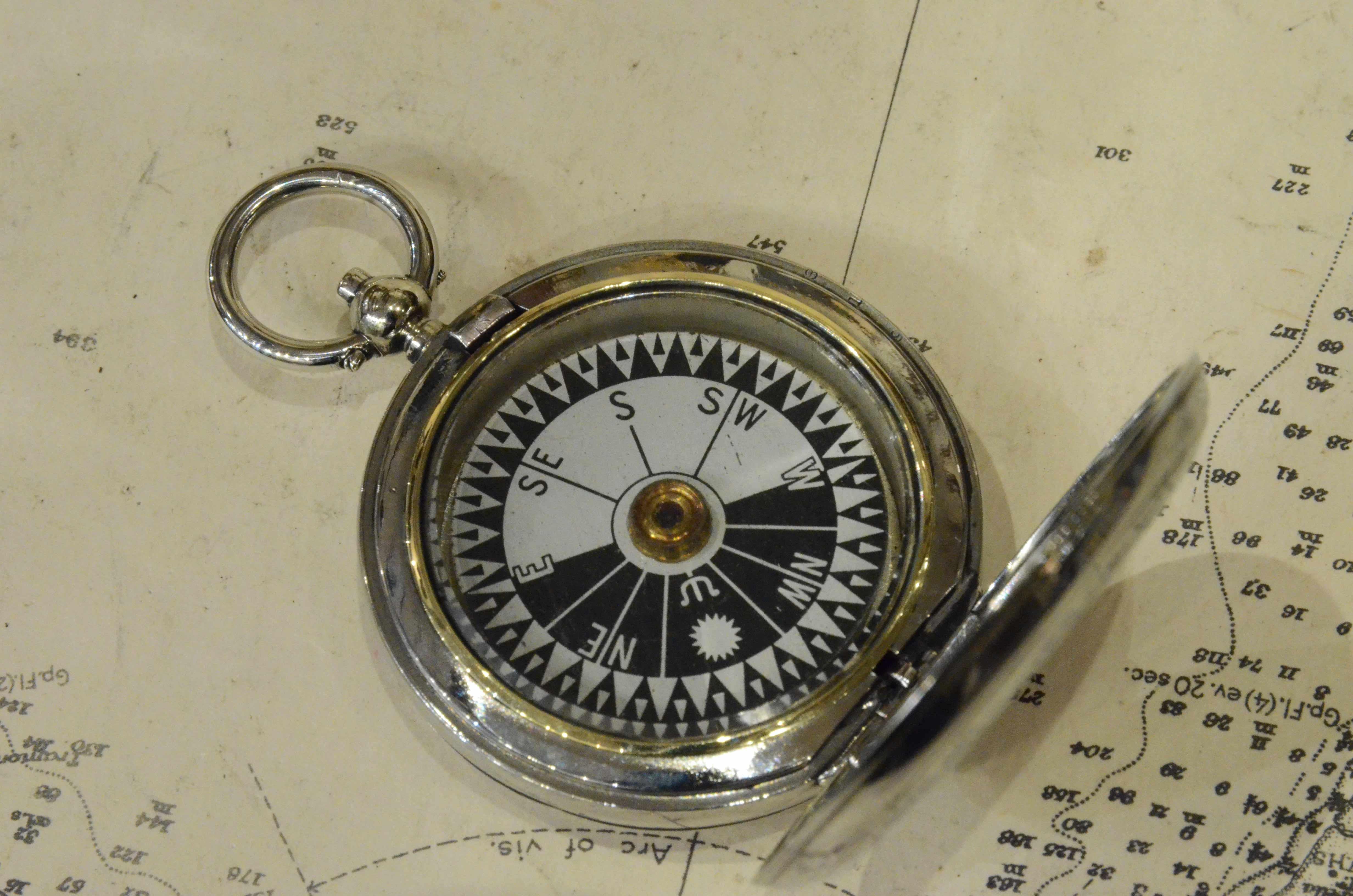 1916s Pocket Magnetic Compass for the Raf Officers Antique Surveyor Measurement In Good Condition For Sale In Milan, IT
