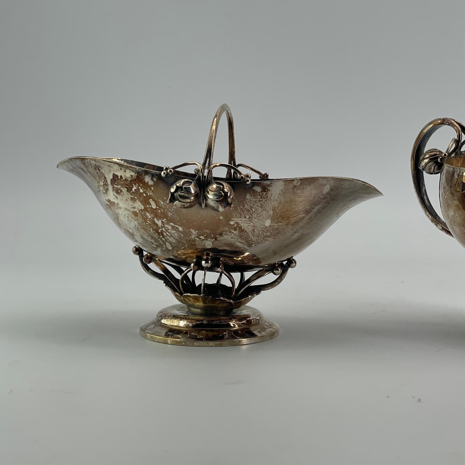 1917 Georg Jensen Dänemark Sterling Rosebud Basket Sugar Pitcher Set Nº 235B im Angebot 3