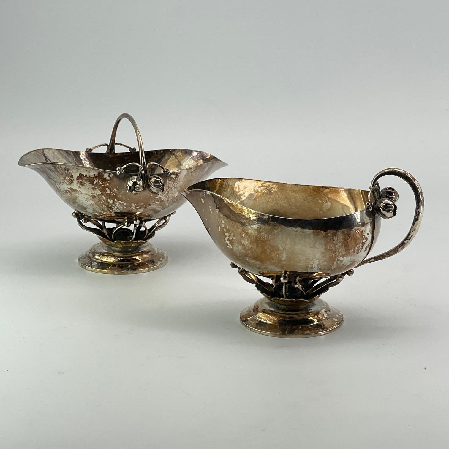 1917 Georg Jensen Dänemark Sterling Rosebud Basket Sugar Pitcher Set Nº 235B (Art nouveau) im Angebot