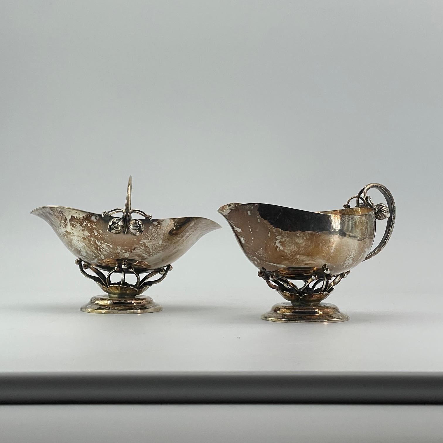 1917 Georg Jensen Dänemark Sterling Rosebud Basket Sugar Pitcher Set Nº 235B (Handgefertigt) im Angebot