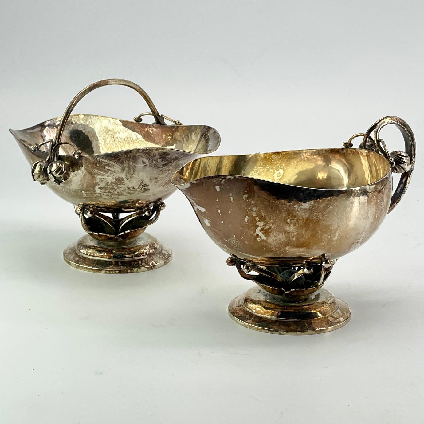 1917 Georg Jensen Dänemark Sterling Rosebud Basket Sugar Pitcher Set Nº 235B im Zustand „Starke Gebrauchsspuren“ im Angebot in Hyattsville, MD