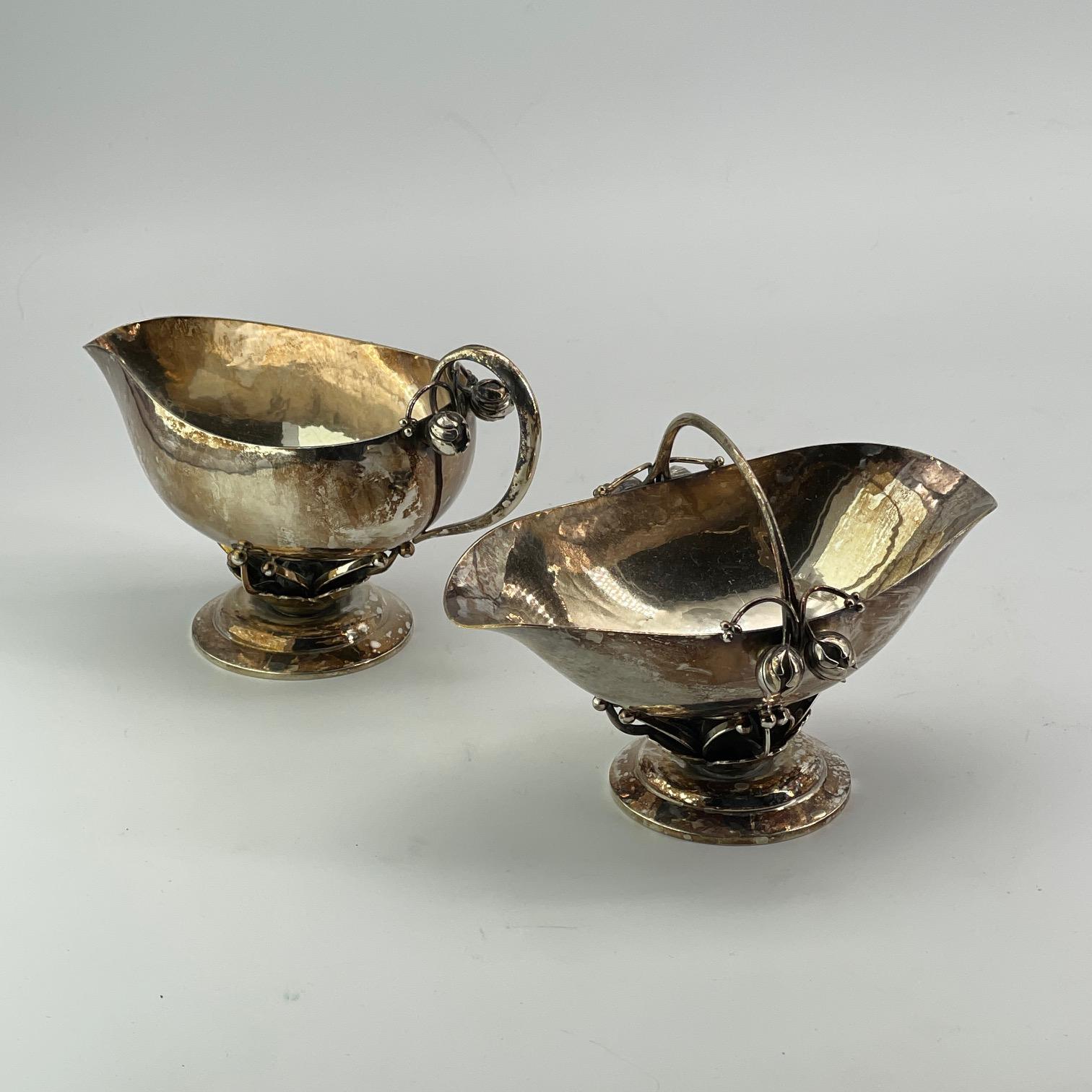 1917 Georg Jensen Dänemark Sterling Rosebud Basket Sugar Pitcher Set Nº 235B (Frühes 20. Jahrhundert) im Angebot