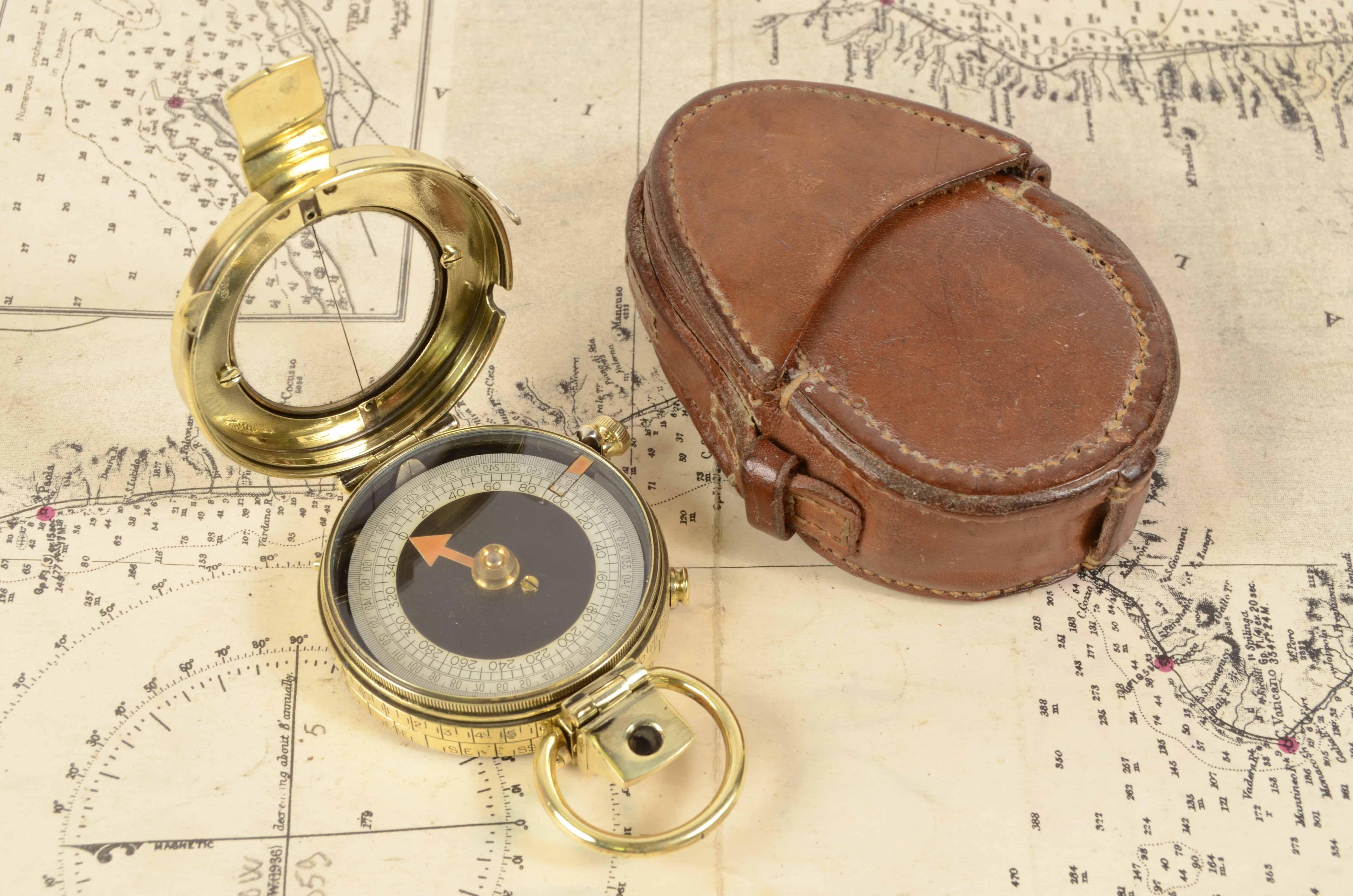 Prismatic bearing bush in brass; it is a small compass, signed F-L N. 183801 produced in 1917. It can also be held in the hand and therefore away from magnetic fields. It is equipped with a sighting system with a finish line complete with optical