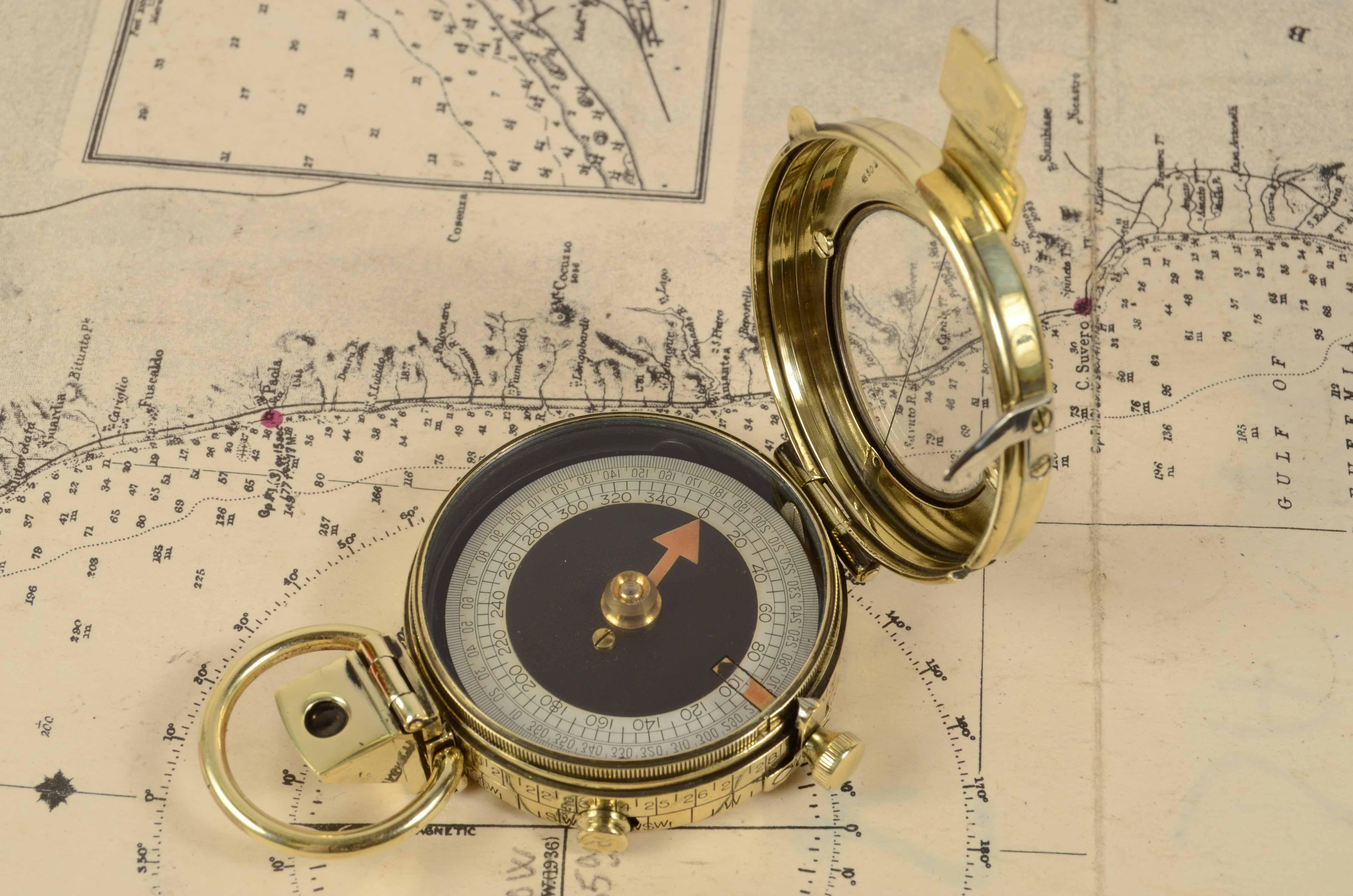 1917s Prismatic Magnetic Pocket Compass Signed F-L Antique Marine Navigation In Good Condition In Milan, IT