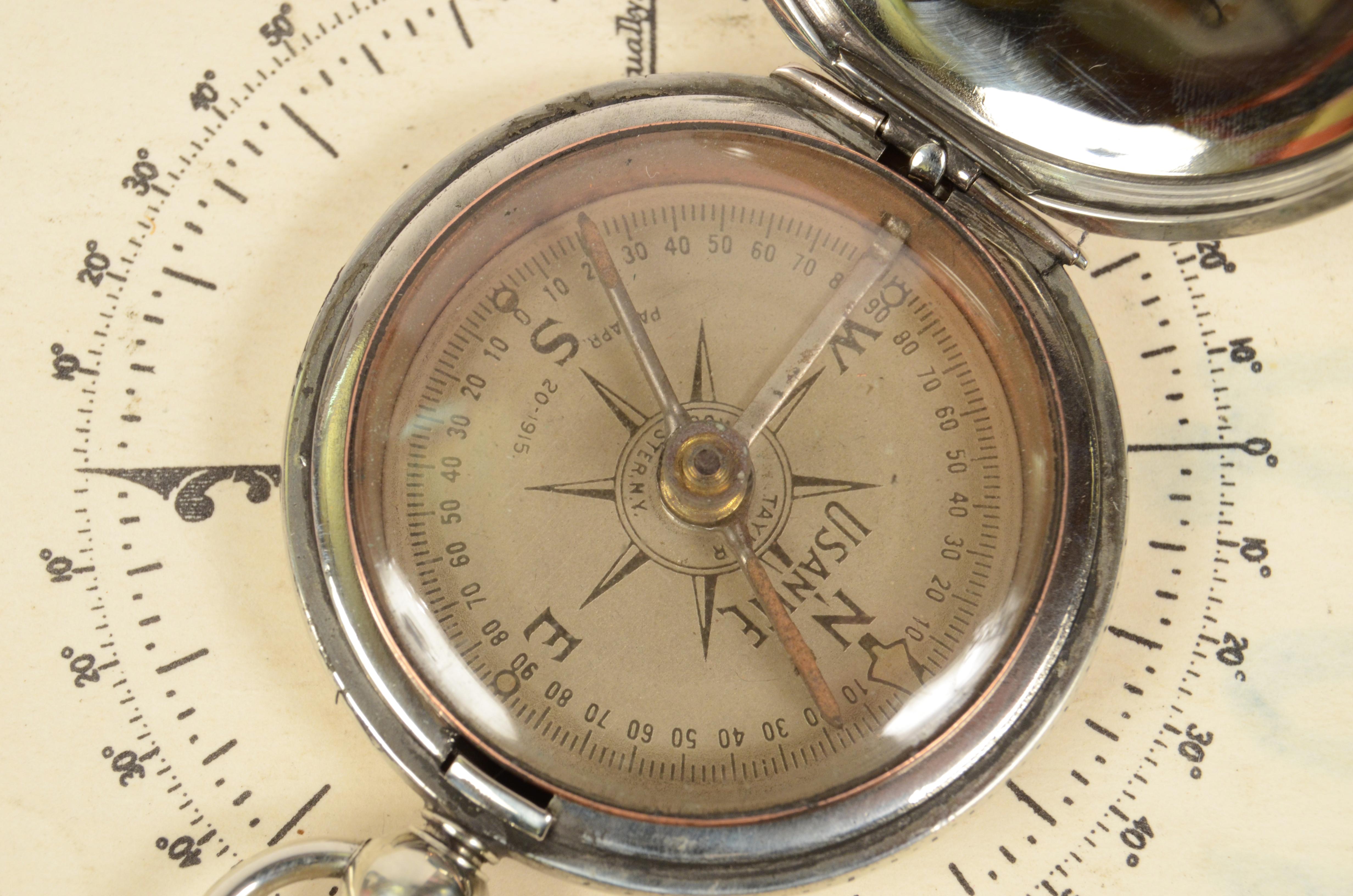 1917s Small Pocket Chromed Compass Antique Scientific Instrument of Measurement In Good Condition In Milan, IT