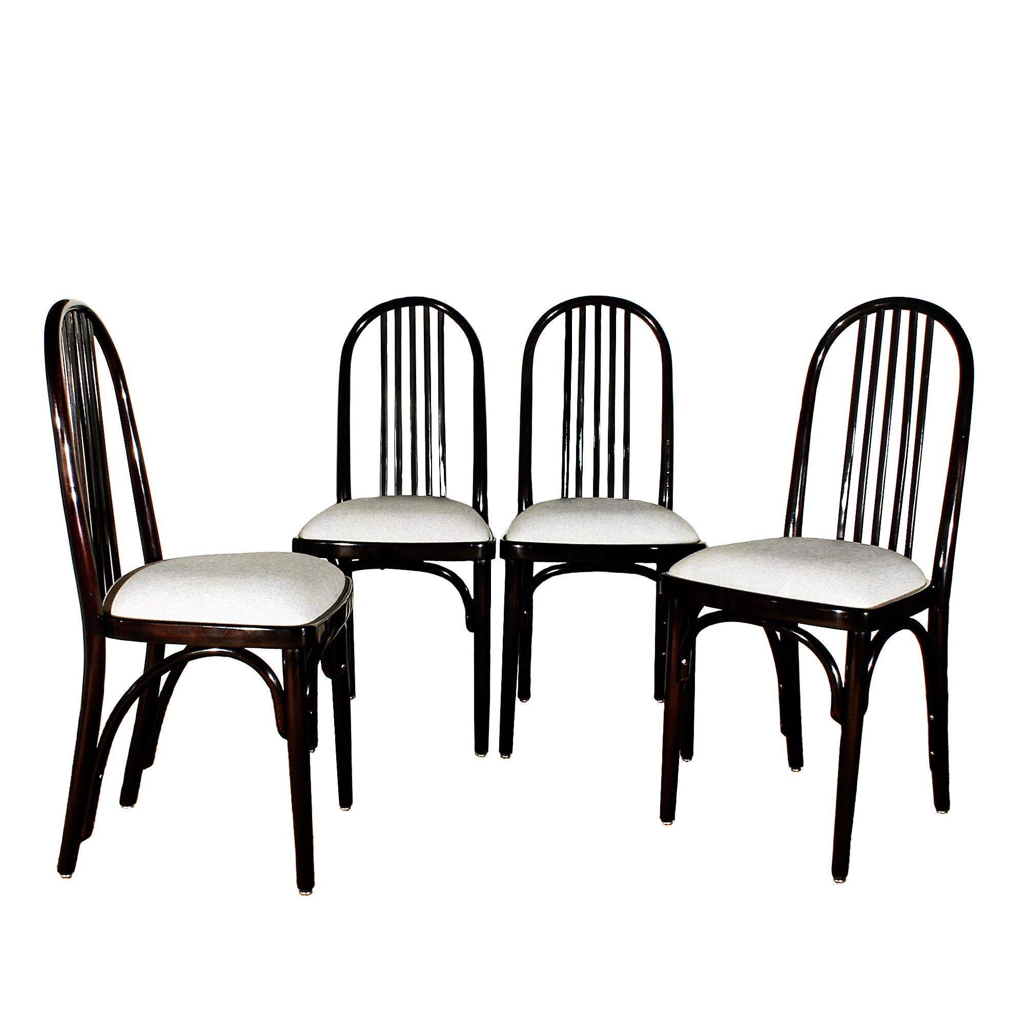 Set of eight bistro chairs, completely restored, French polish, mottled greige cotton upholstery.
Model 639.
Attributed to Josef Hoffmann.
Thonet Fabrique' en Tchecoslovaquie (label on some chairs).
Czechoslovakia, 1918-1920.