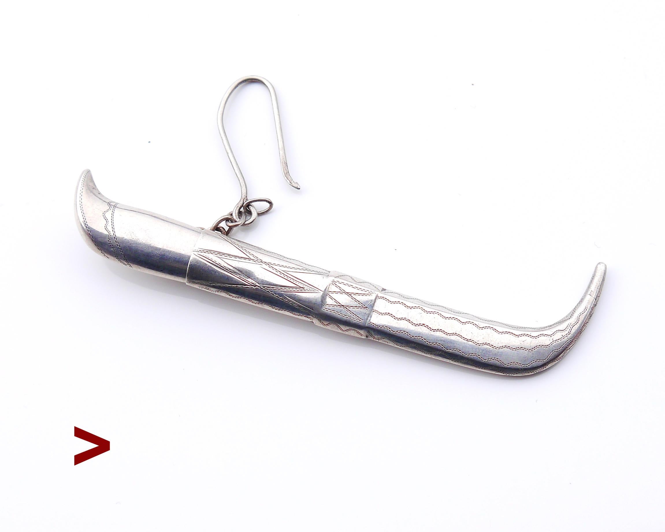 Altes Obst- oder Taschenmesser. Originalscheide, Kette, Aufhängungsteile und Griff - alles aus massivem, hochwertigem Silber. Die Klinge besteht aus rostfreiem Eisen (das mit Wasser reagiert). Die Silberteile weisen ein feines handgraviertes Dekor