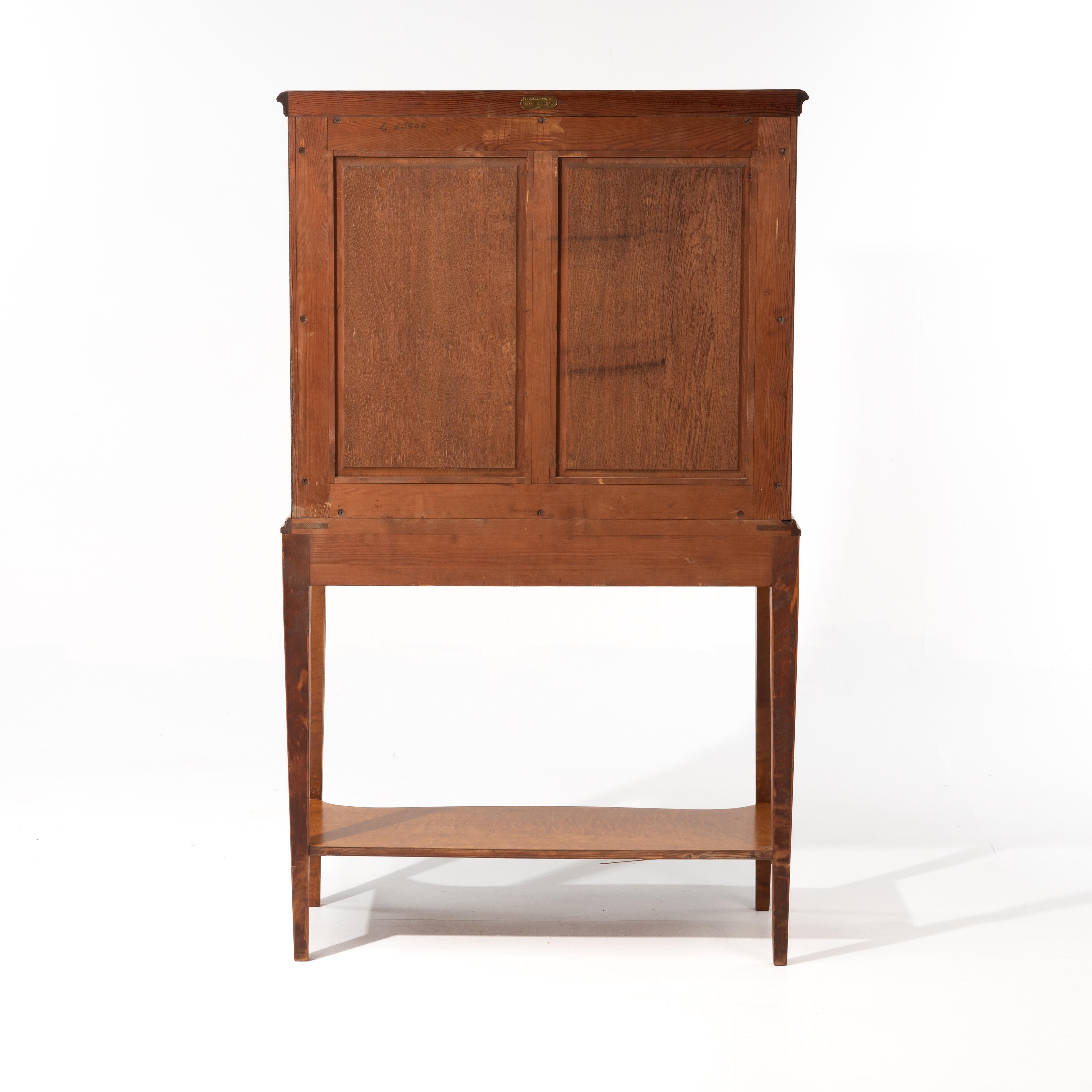 Début du 20ème siècle Armoire néoclassique suédoise marquetée de la période Grace de 1918 A. B. Nordiska Kompaniet en vente