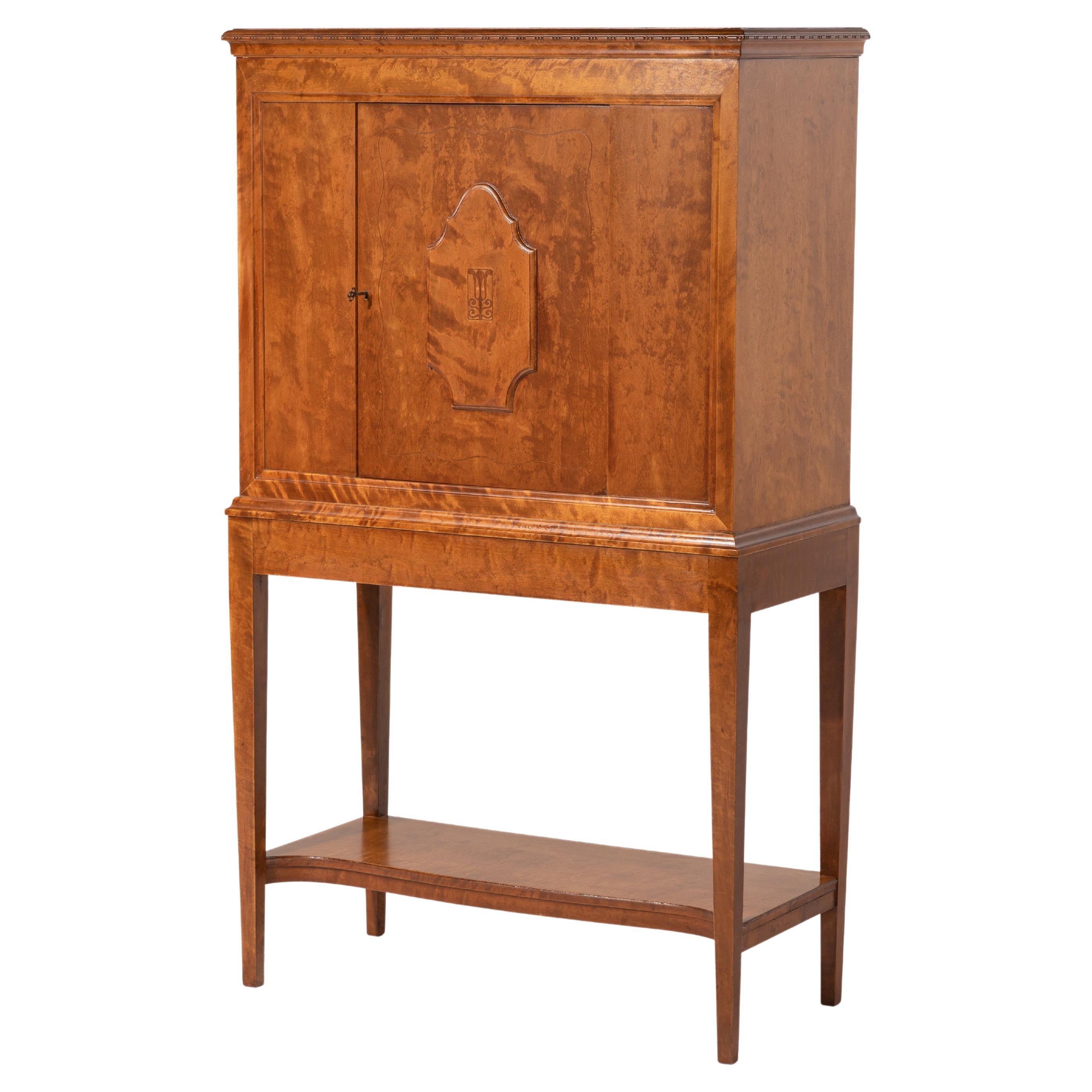 Armoire néoclassique suédoise marquetée de la période Grace de 1918 A. B. Nordiska Kompaniet en vente