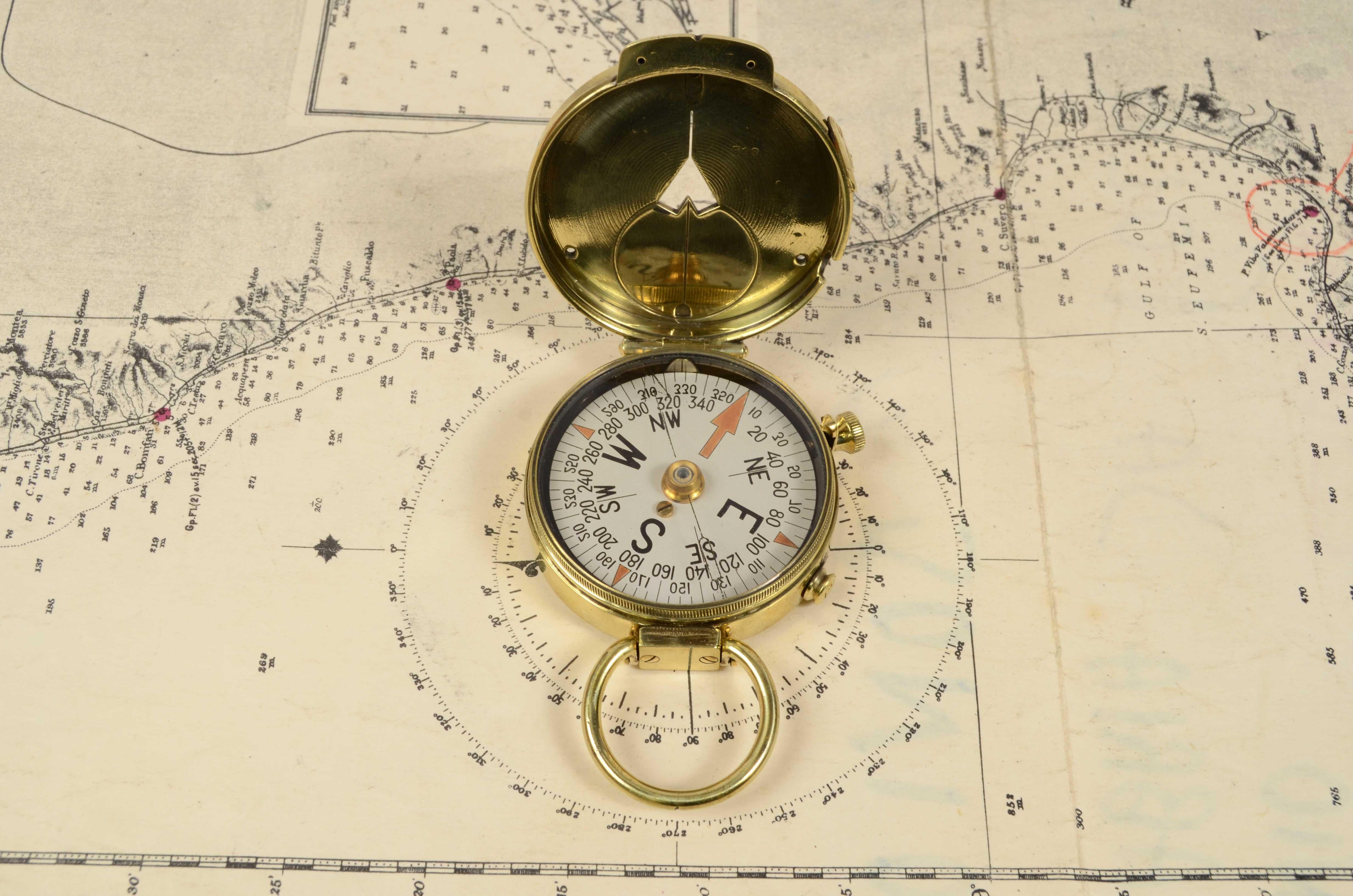 Magnetic compass for nautical detection, of brass, signed Cruchon & Emons Paris n. 918 of 1918 made for the U.S. Engineer Corps. It is a small compass, diameter 5.3 cm - 2 inches, height 1.8 cm - 0.7 inches; typically used in recreational sailing,