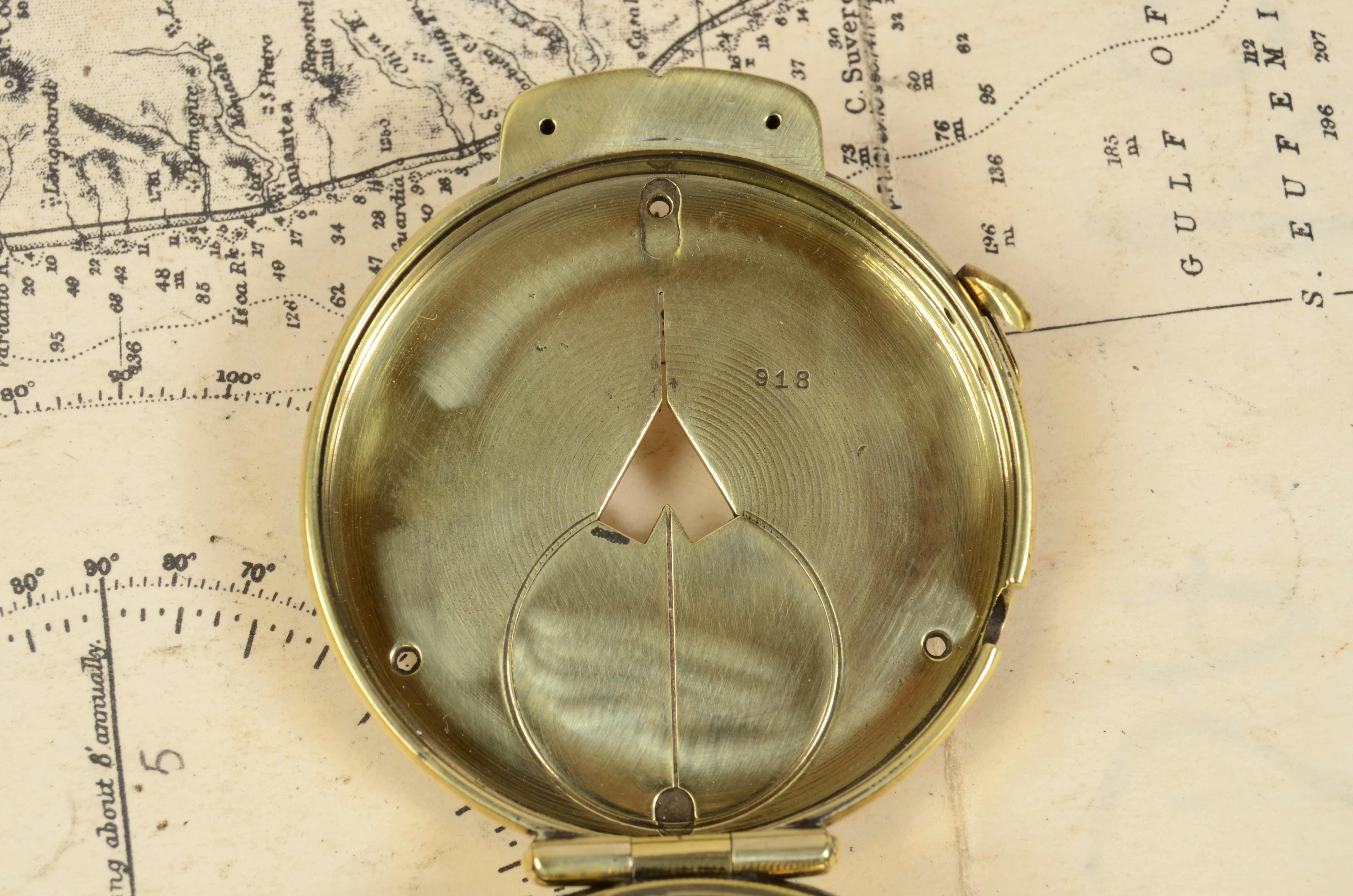 1918s Antique Magnetic Brass Pocket Compass Signed Cruchon & Emons Paris N. 918 In Good Condition In Milan, IT