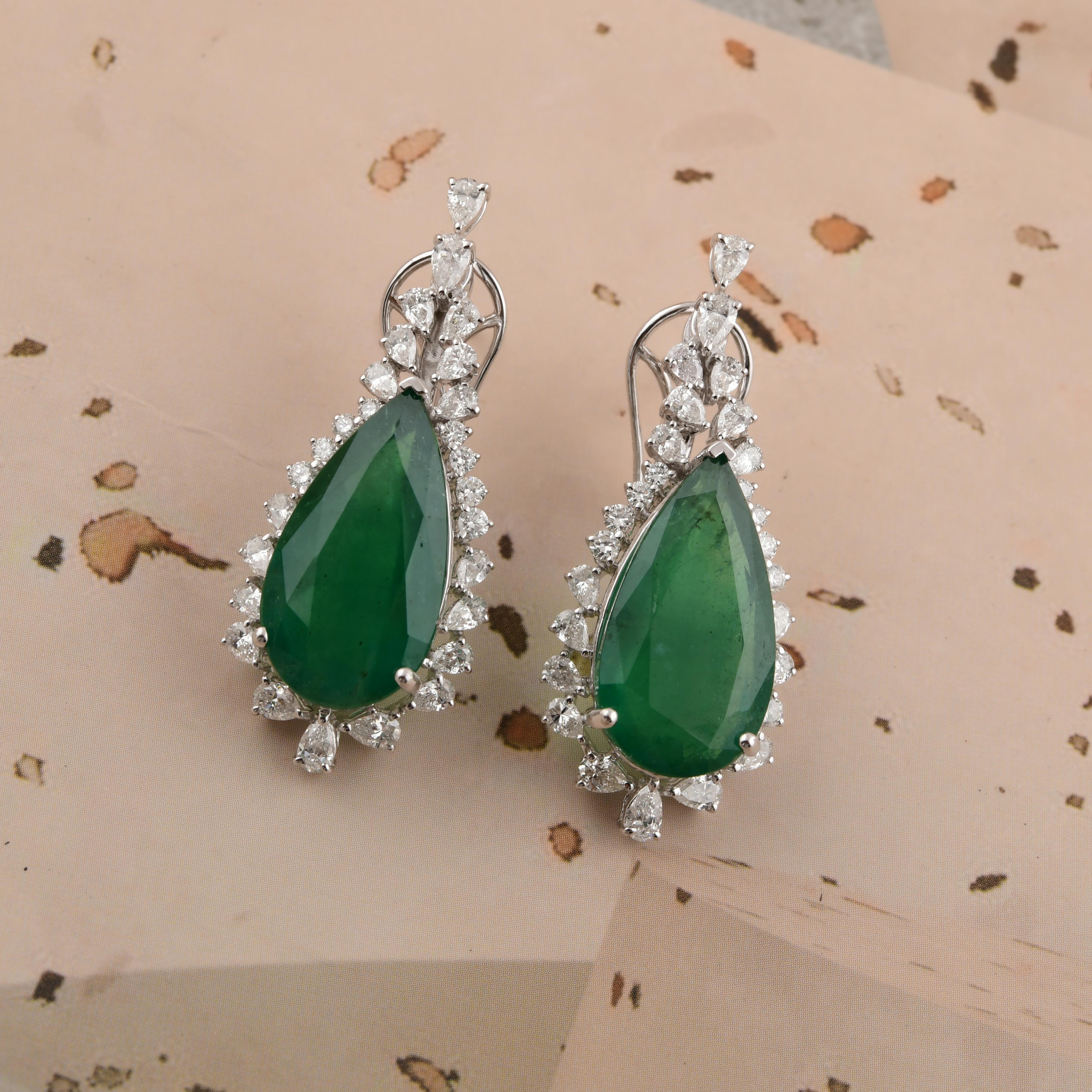 Donna 19,19 carati di smeraldo dello Zambia 2,33 carati di diamante SI/H Orecchini in oro bianco 14 carati in vendita