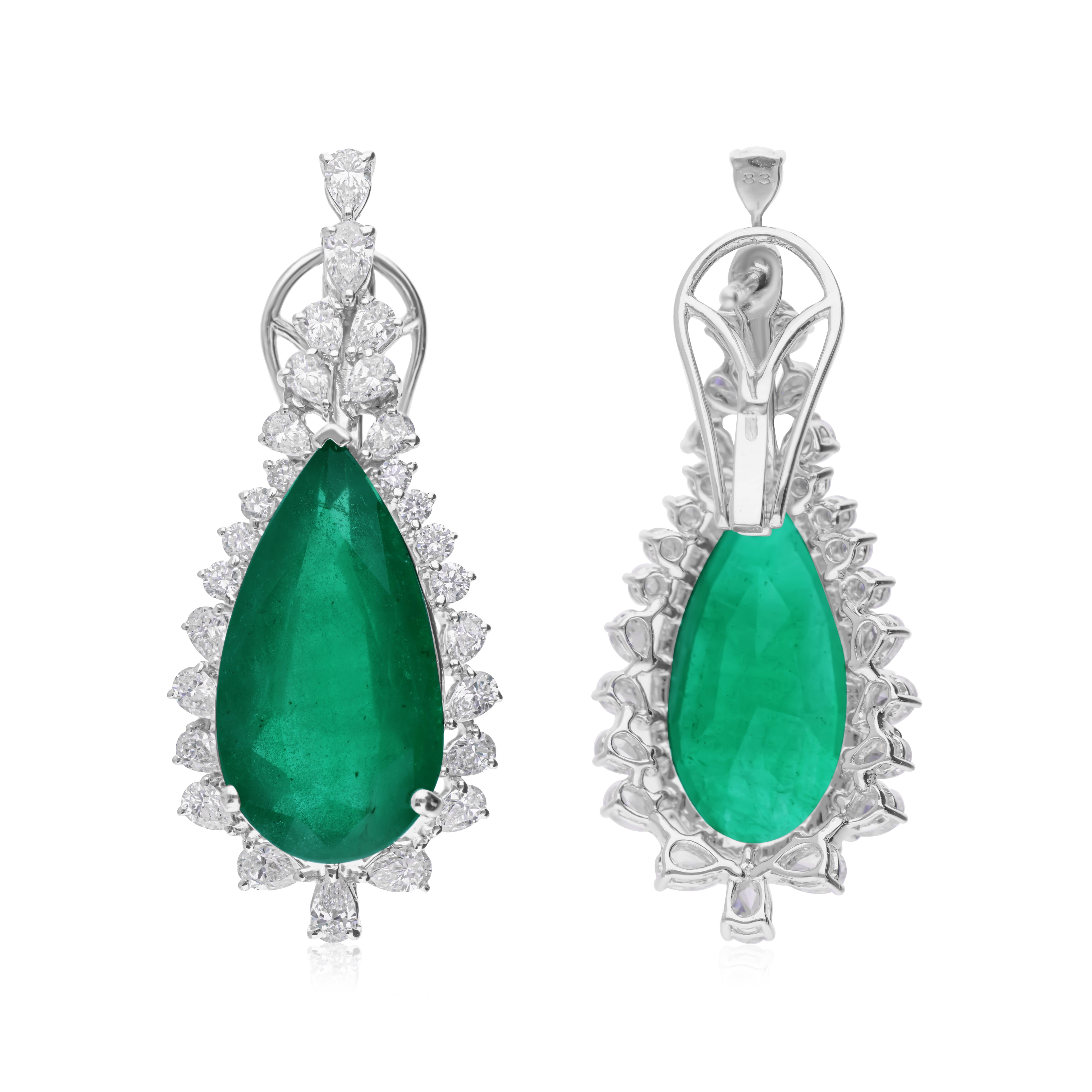 Fusi in oro a 18 carati, questi squisiti orecchini sono impreziositi da uno smeraldo dello Zambia da 19,19 carati e da 2,33 carati di diamanti scintillanti.

Segui la vetrina di Spectrum Jewels per vedere le ultime collezioni e i pezzi esclusivi.