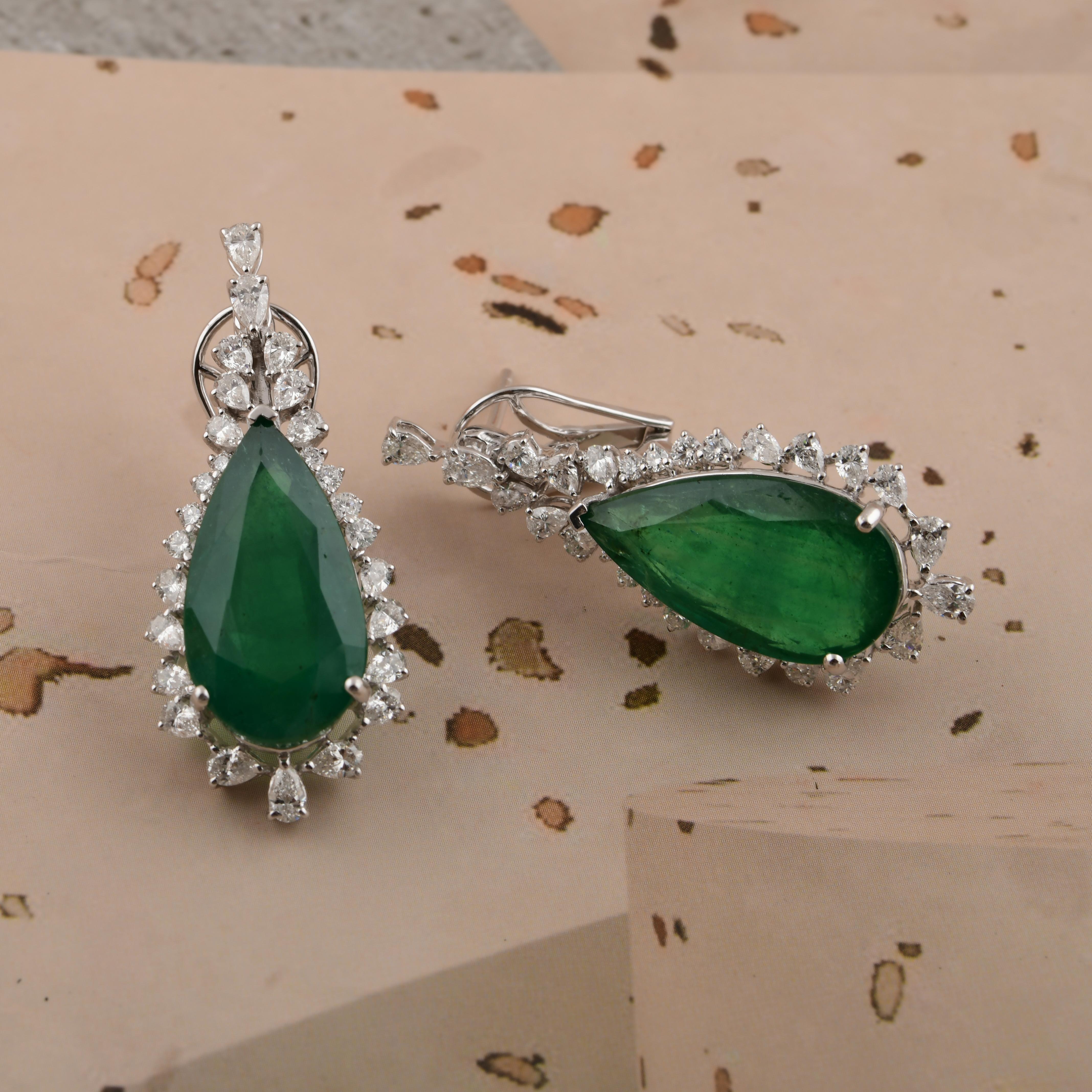 Taglio a goccia 19,19 carati di smeraldo dello Zambia 2,33 carati di diamante SI/H Orecchini in oro bianco 18 carati in vendita