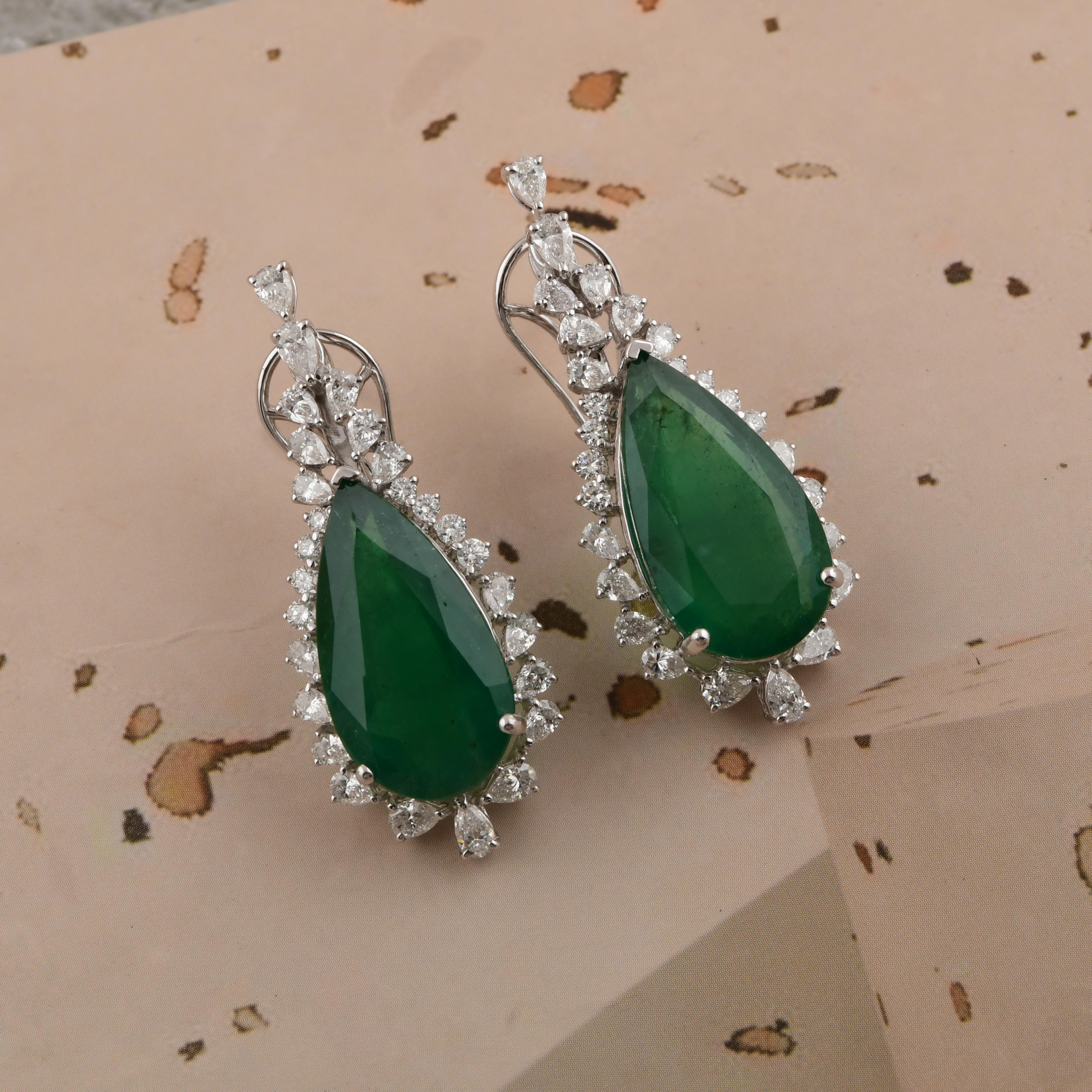 19,19 carati di smeraldo dello Zambia 2,33 carati di diamante SI/H Orecchini in oro bianco 18 carati In condizioni Nuovo in vendita a Diera, Dubai