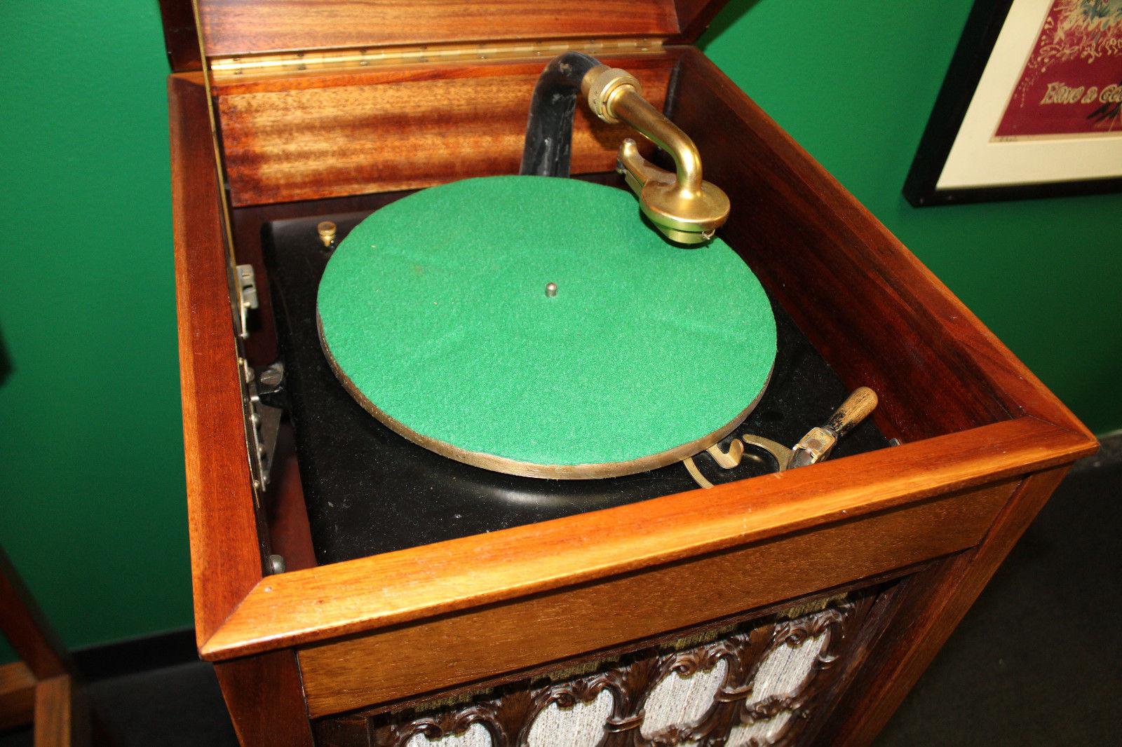 Thomas A. Edison Model H-19 disc phonograph.
Serial #SM-26735, with the fleur-de-lis grille and gold-plated metal parts. Design of this mahogany model began at the end of World War I, and it was first unveiled in March 1919 at a trade show in