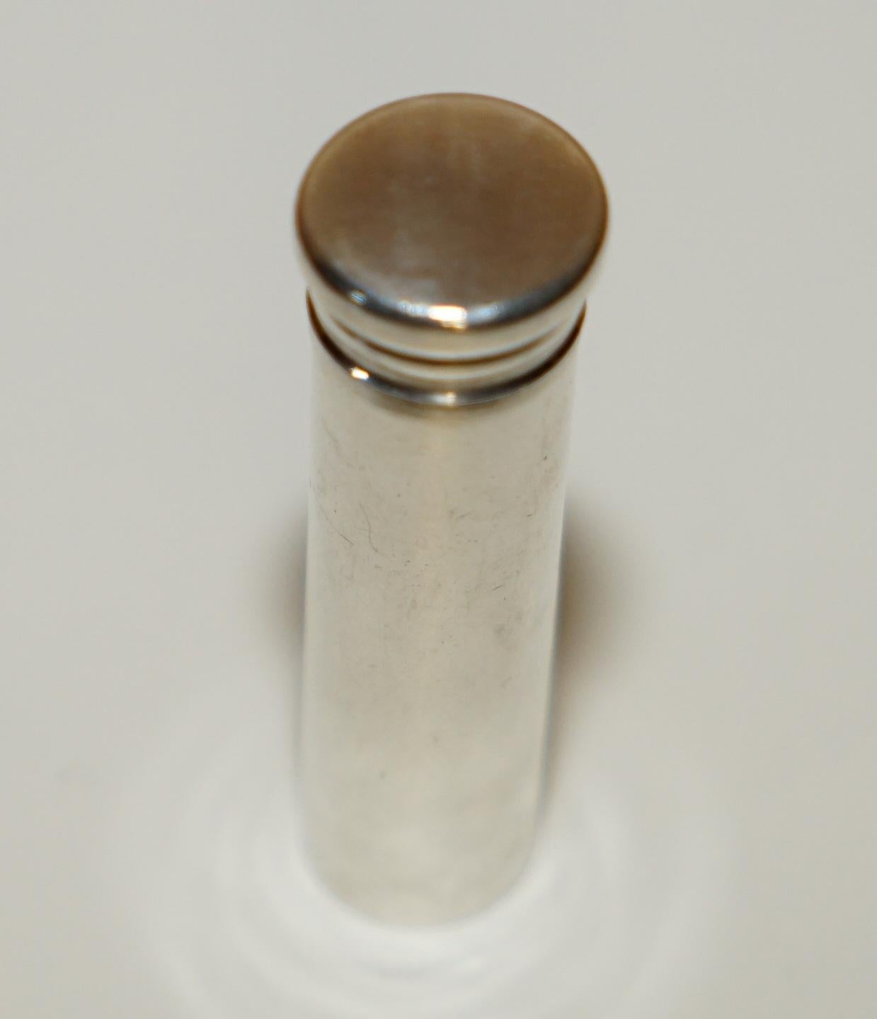 Royal House Antiques

Royal House Antiques ist erfreut, diese atemberaubende, super Sammlerstück massivem Sterling Silber voll gestempelt Asprey & Co LTD 1919 Pille Rohr oder Flasche zum Verkauf anbieten

Dieses wunderbare Sammlerstück hat eine