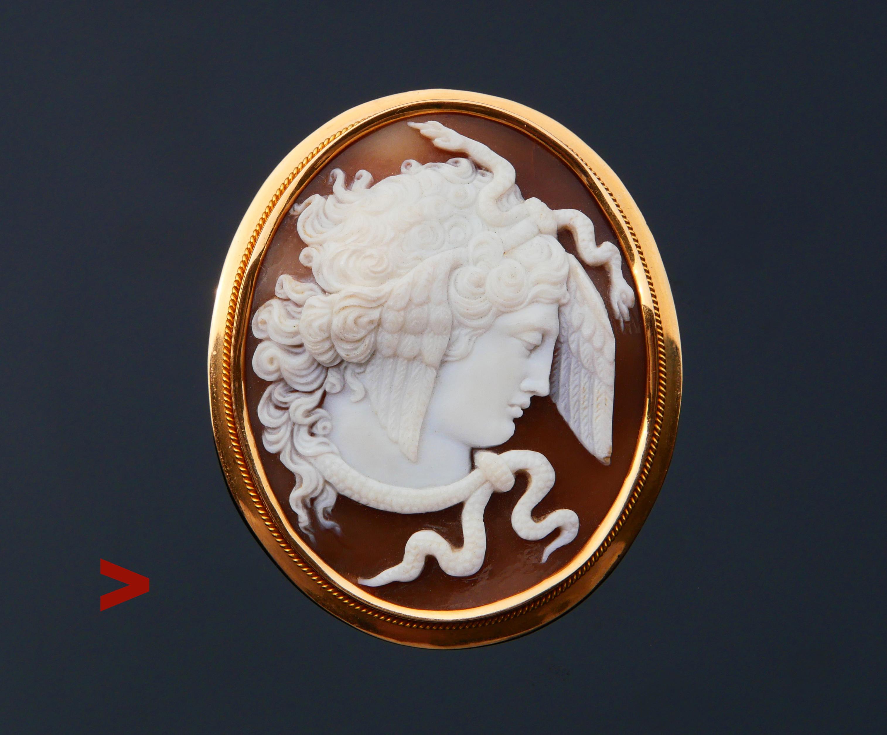 Pendentif/broche antique avec camée en coquillage sculpté à la main représentant la tête de Méduse Gorgo, serti dans une monture en or massif 18 carats. Sculptée avec une grande précision et un grand souci du détail. 

Ensemble de poinçons suédois :