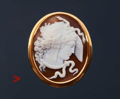 1919 Medusa Gorgo Ciondolo Spilla Conchiglia Scolpita Cammeo in oro massiccio 18K / 21 gr