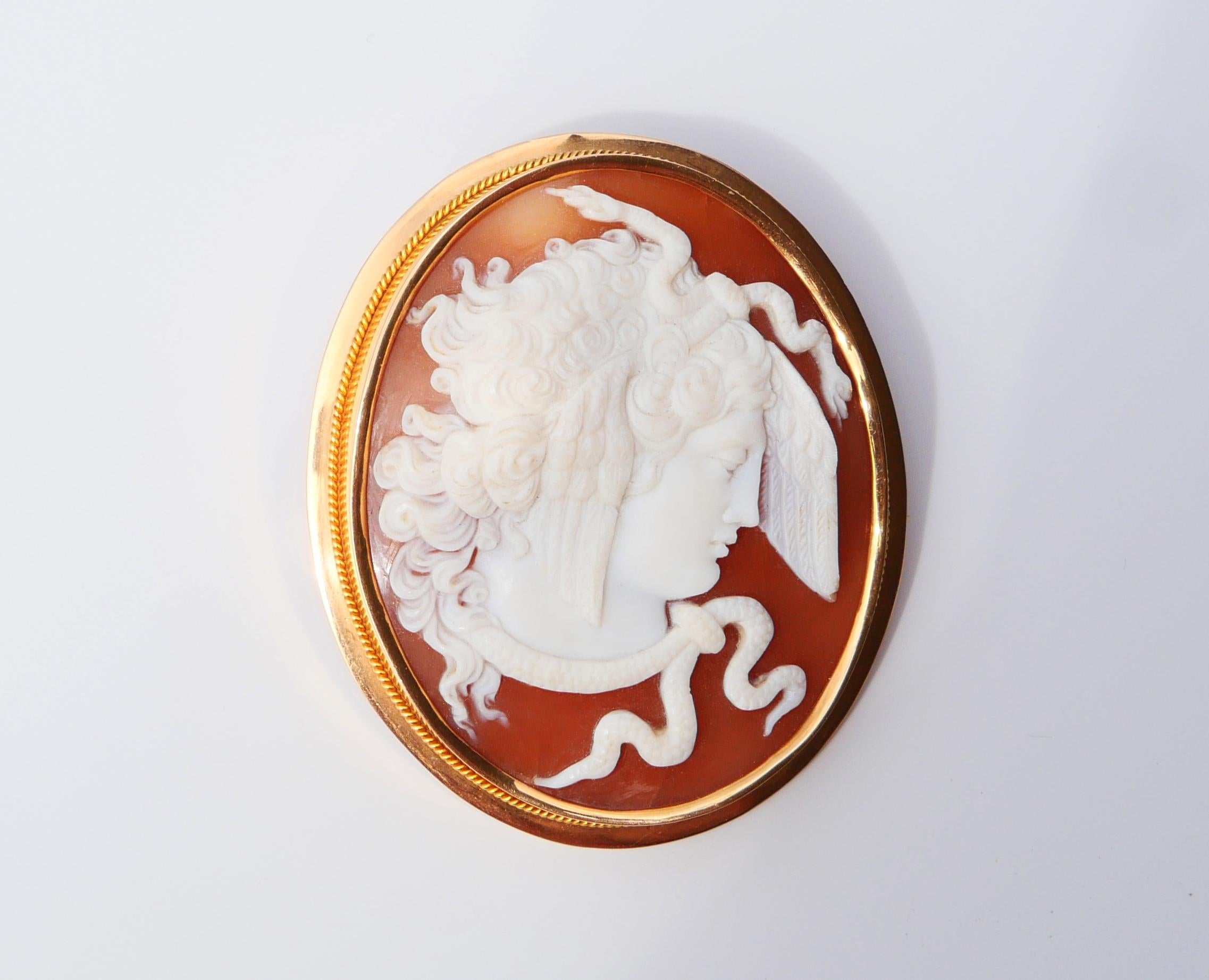 Néo-grec 1919 Méduse pendentif Gorgo broche coquillage sculpté camée or massif 18K / 21 gr en vente