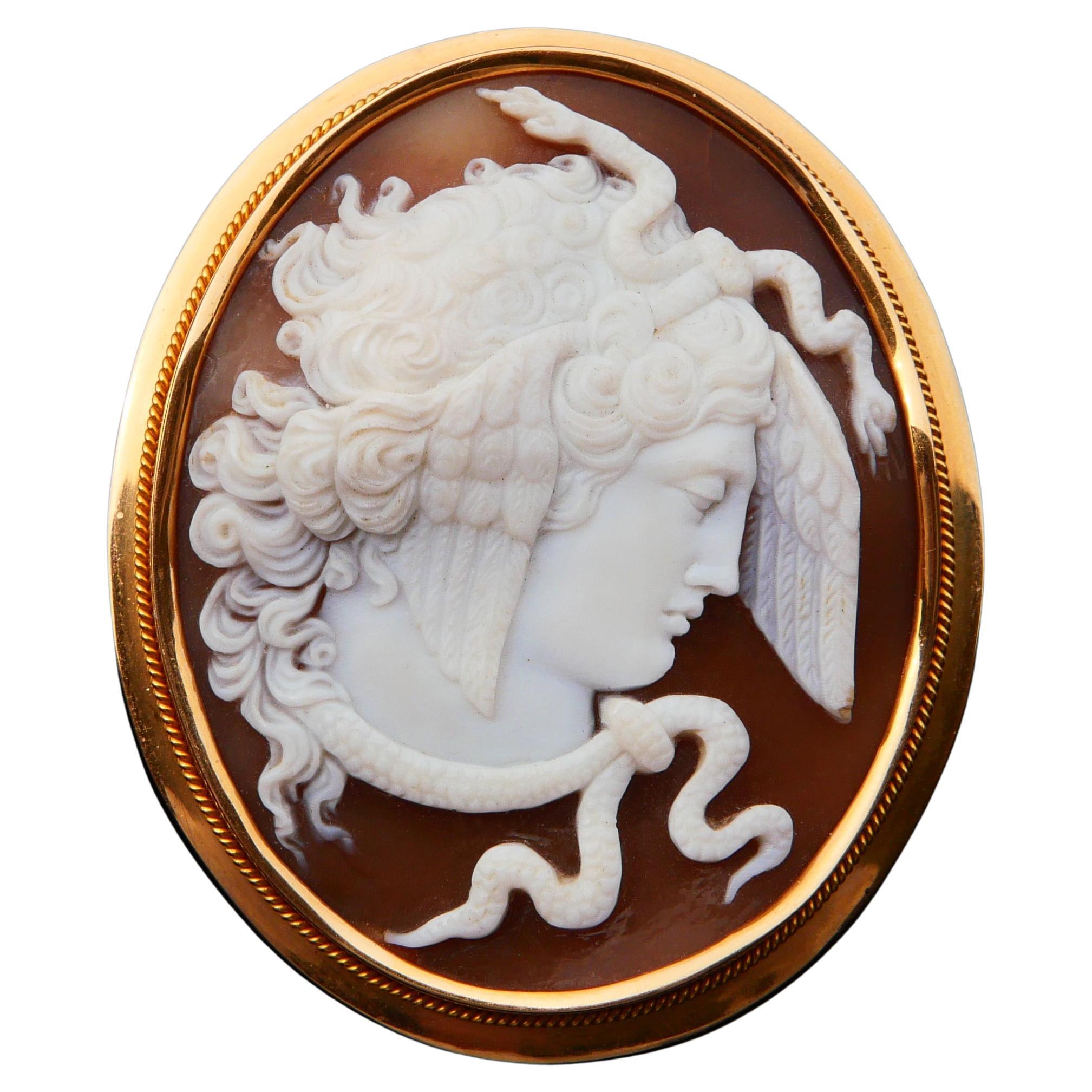 1919 Méduse pendentif Gorgo broche coquillage sculpté camée or massif 18K / 21 gr en vente