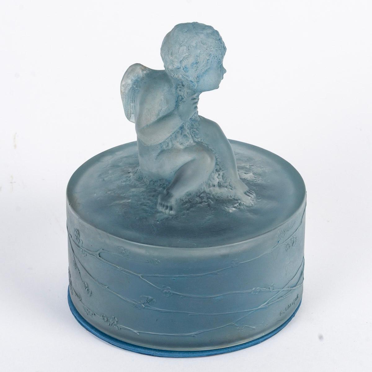 1919 René Lalique Box Amour Assis Cherub Putti Glas mit blauer Patina (Art déco) im Angebot