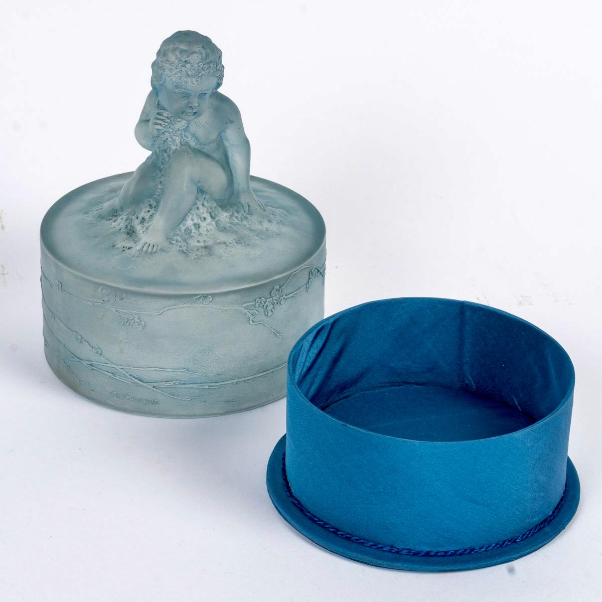 1919 René Lalique Box Amour Assis Cherub Putti Glas mit blauer Patina (Französisch) im Angebot