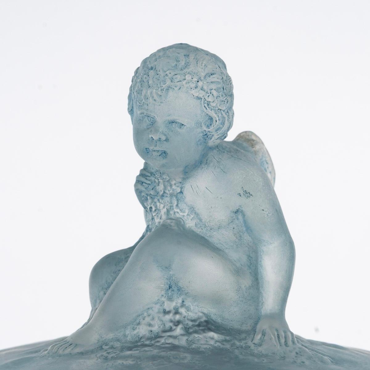 1919 René Lalique Box Amour Assis Cherub Putti Glas mit blauer Patina (Geformt) im Angebot