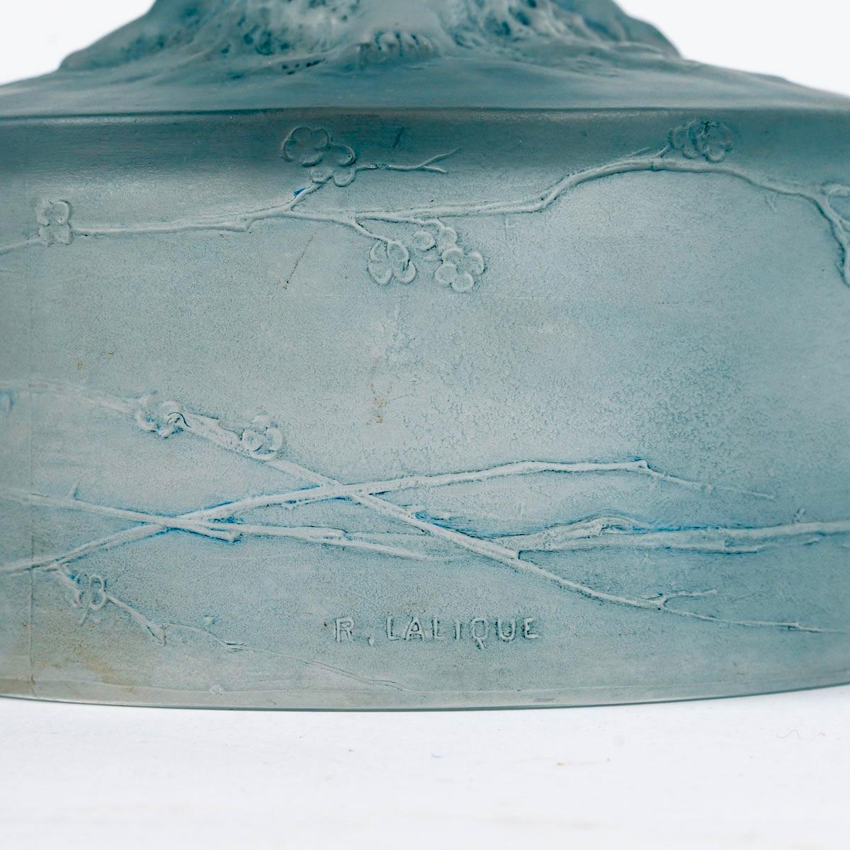 1919 René Lalique Box Amour Assis Cherub Putti Glas mit blauer Patina im Zustand „Gut“ im Angebot in Boulogne Billancourt, FR