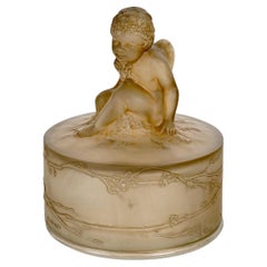 1919 René Lalique Boîte Amour Assis Verre à Patine Sépia Chérubin Putti